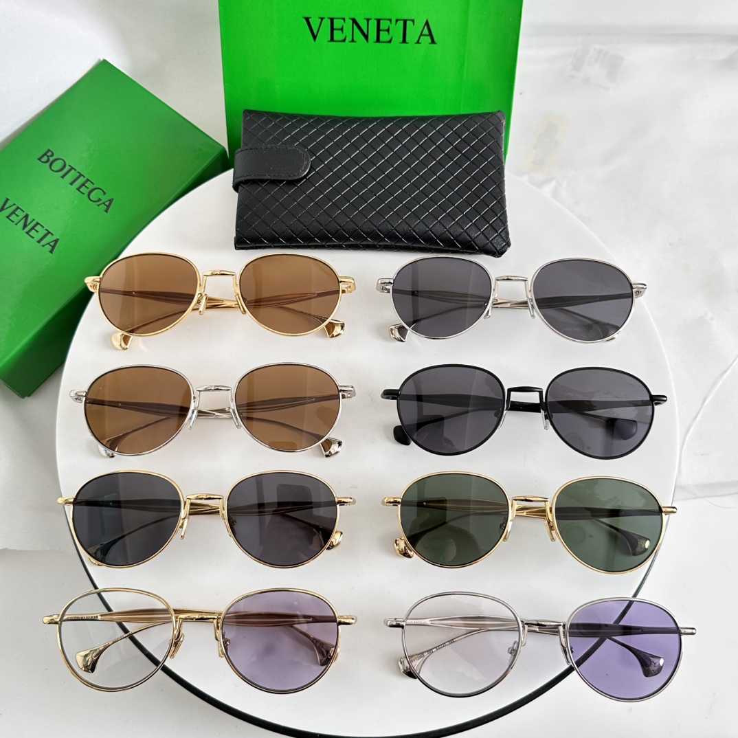   变色片 ‼️ 模特图 BOTTEGA VENET*官网同步系列～
小沙丁鱼腿搭配镜尾钢珠，质感满满💯