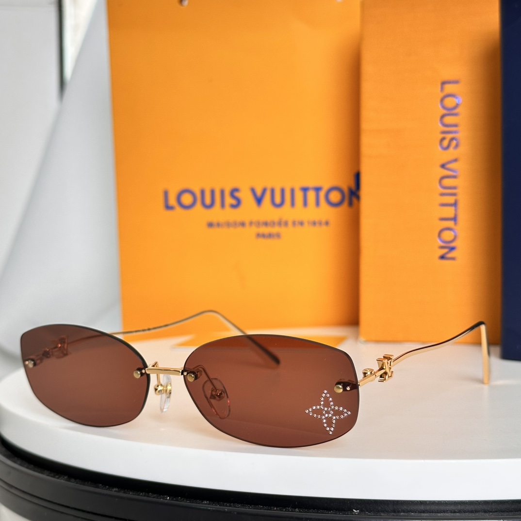  ‼️LOUIS VUITTO*镜片上花卉细节钻石
和 镜腿醒目标注金属LV标识
MODELZ2803U