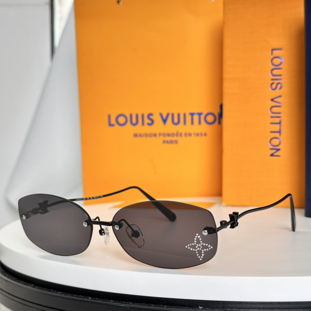  ‼️LOUIS VUITTO*镜片上花卉细节钻石
和 镜腿醒目标注金属LV标识
MODELZ2803U
