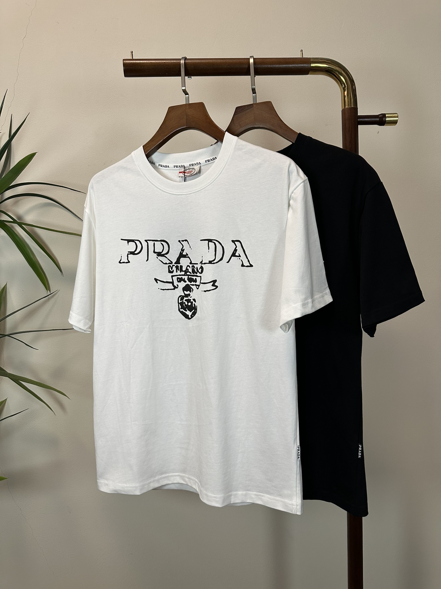 NO:426693,PRA Prada 2025 new round neck short-sleeved T-shirt high-end version!  Customized fabrics for counters are breathable and comfortable, with impeccable details, and the brand element design concept reflects high quality. The feel is delicate and soft!  It is casually cut, with a great upper body style!  Code number M-3XL, prada, prada, T-shirt,tees, t-shirt,alexander wang19860909PRA 普拉达 2025新款 圆领 短袖 T恤 高端版本！专柜定制面料 透气舒适度高,细节无可挑剔,品牌元素设计理念,体现高品质.手感细腻柔软！呈现休闲裁剪,上身版型超赞！ 码数M-3XL,,prada,prada,T-shirt,tees，t-shirt,alexander wang,Men's clothing