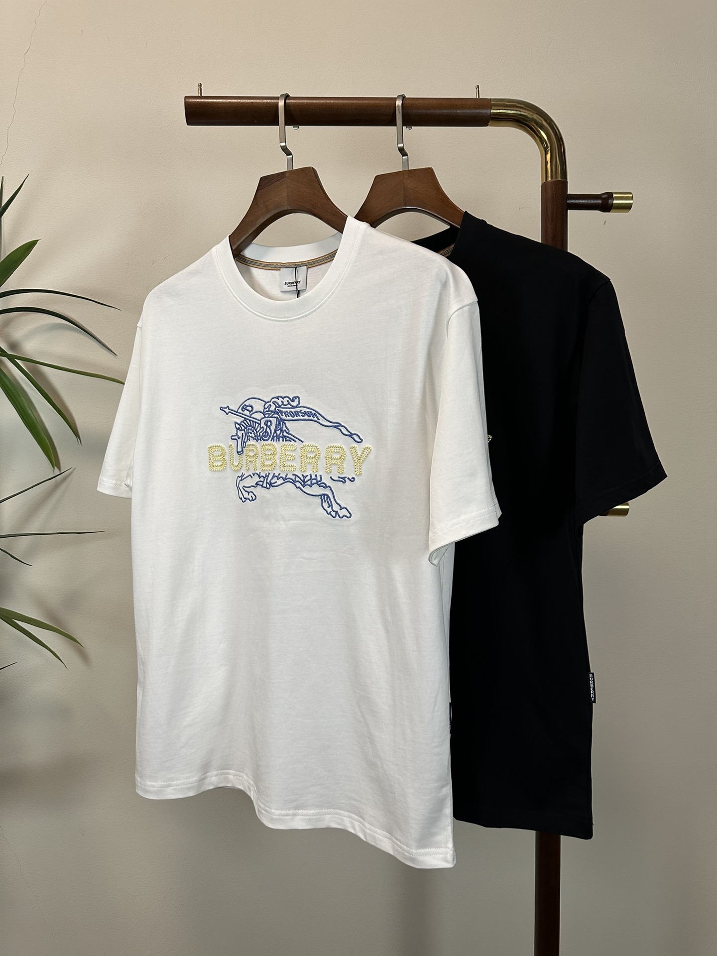 NO:426681,BBR Burberry 2025 new round neck short-sleeved T-shirt high-end version!  Customized fabrics for counters are breathable and comfortable, with impeccable details, and the brand element design concept reflects high quality. The feel is delicate and soft!  It is casually cut, with a great upper body style!  Code number M-3XL, burberry, T-shirt,tees, t-shirt,alexander wang19860909BBR 巴宝莉 2025新款 圆领 短袖 T恤 高端版本！专柜定制面料 透气舒适度高,细节无可挑剔,品牌元素设计理念,体现高品质.手感细腻柔软！呈现休闲裁剪,上身版型超赞！ 码数M-3XL,,burberry,T-shirt,tees，t-shirt,alexander wang,Men's clothing