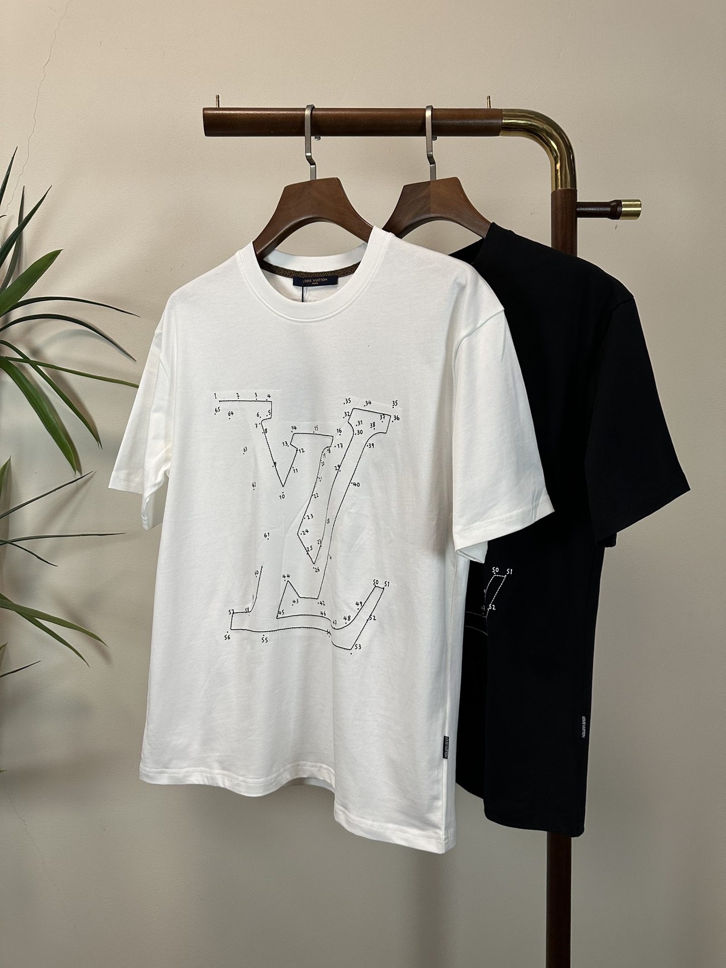 NO:426728,Louis Vuitton 2025 new round neck short-sleeved T-shirt high-end version!  Customized fabrics for counters are breathable and comfortable, with impeccable details, and the brand element design concept reflects high quality. The feel is delicate and soft!  It is casually cut, with a great upper body style!  Code number M-3XL, louis vuitton, T-shirt,tees, t-shirt,alexander wang19860909路易威登 2025新款 圆领 短袖 T恤 高端版本！专柜定制面料 透气舒适度高,细节无可挑剔,品牌元素设计理念,体现高品质.手感细腻柔软！呈现休闲裁剪,上身版型超赞！ 码数M-3XL,,louis vuitton,T-shirt,tees，t-shirt,alexander wang,Men's clothing