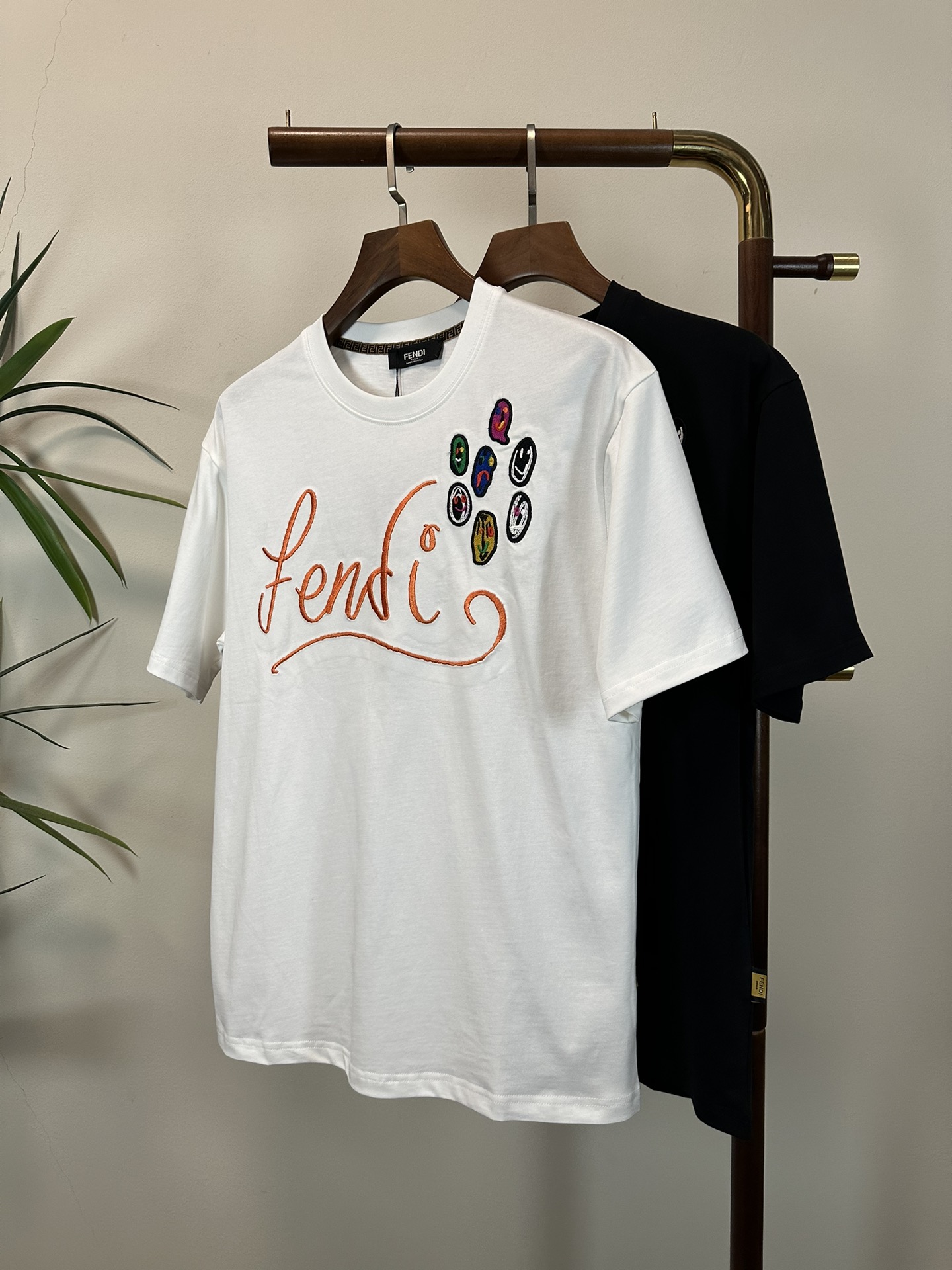 NO:459137,Fendi 2025 new round neck short-sleeved T-shirt high-end version!  Customized fabrics for counters are breathable and comfortable, with impeccable details, and the brand element design concept reflects high quality. The feel is delicate and soft!  It is casually cut, with a great upper body style!  Code number M-3XL, fendi, T-shirt, tees, t-shirt, alexander wang19860909芬迪 2025新款 圆领 短袖 T恤 高端版本！专柜定制面料 透气舒适度高,细节无可挑剔,品牌元素设计理念,体现高品质.手感细腻柔软！呈现休闲裁剪,上身版型超赞！ 码数M-3XL,,fendi,T-shirt,tees，t-shirt,alexander wang,Men's clothing