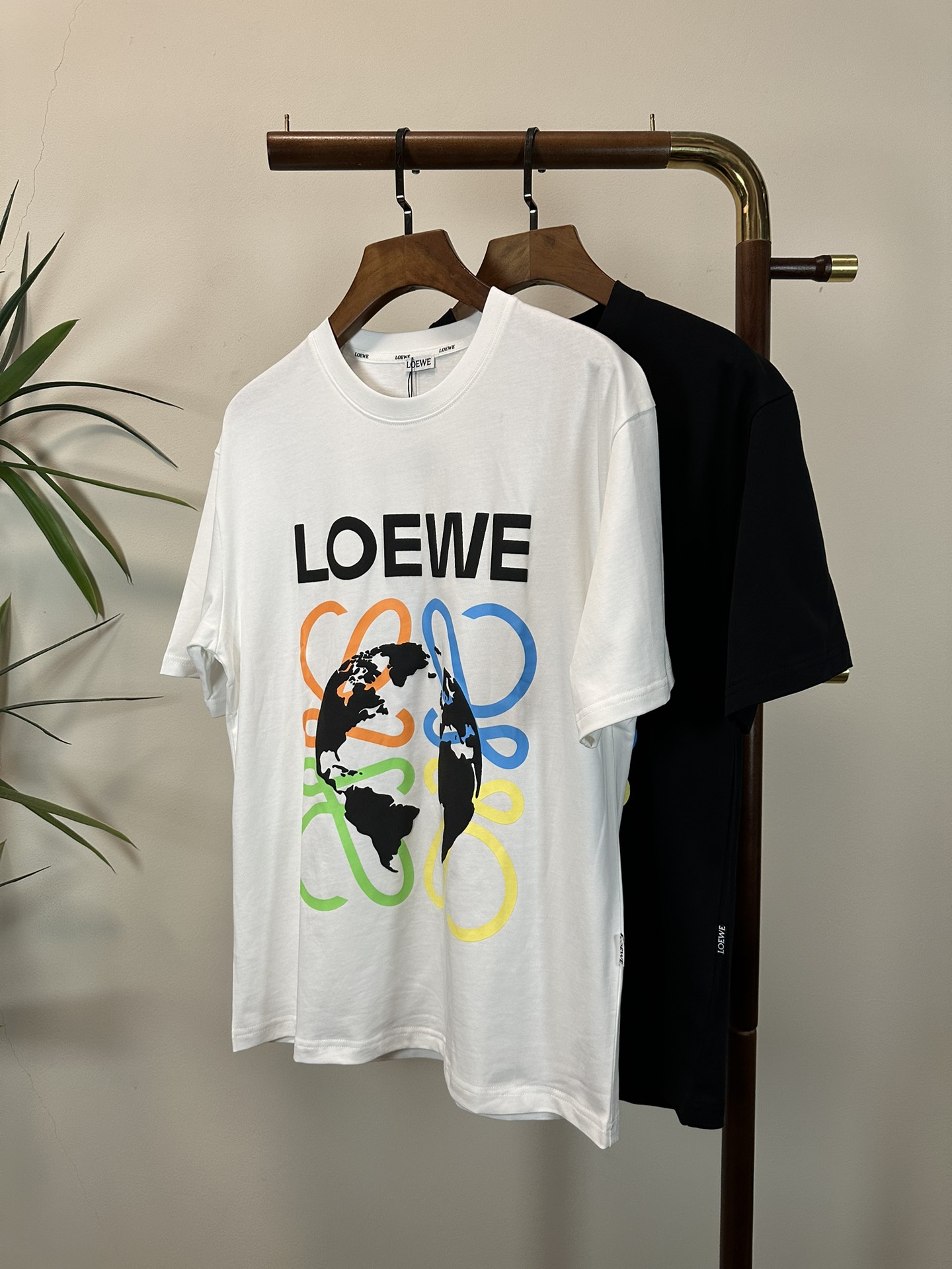 NO:459135,Luo Yiwei 2025 new round neck short-sleeved T-shirt high-end version!  Customized fabrics for counters are breathable and comfortable, with impeccable details, and the brand element design concept reflects high quality. The feel is delicate and soft!  It is casually cut, with a great upper body style!  Code number M-3XL, loewe, T-shirt,tees, t-shirt,alexander wang19860909罗意威 2025新款 圆领 短袖 T恤 高端版本！专柜定制面料 透气舒适度高,细节无可挑剔,品牌元素设计理念,体现高品质.手感细腻柔软！呈现休闲裁剪,上身版型超赞！ 码数M-3XL,,loewe,T-shirt,tees，t-shirt,alexander wang,Men's clothing