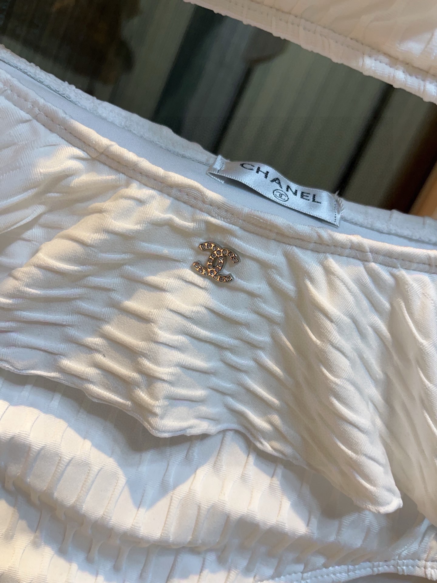 。

Chanel香奈儿荷叶边不规则连体泳衣比基尼👙，小心机又大方，黑 白两色，SM L