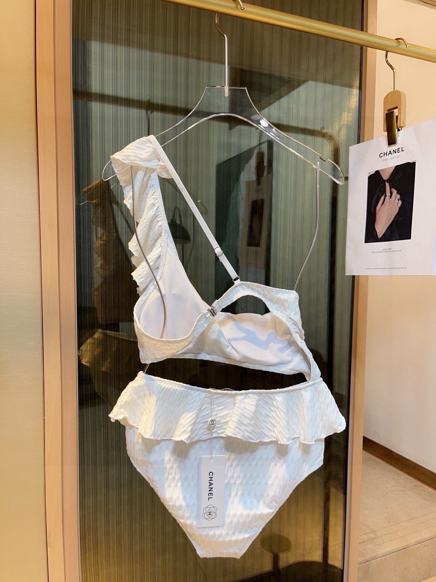 。

Chanel香奈儿荷叶边不规则连体泳衣比基尼👙，小心机又大方，黑 白两色，SM L