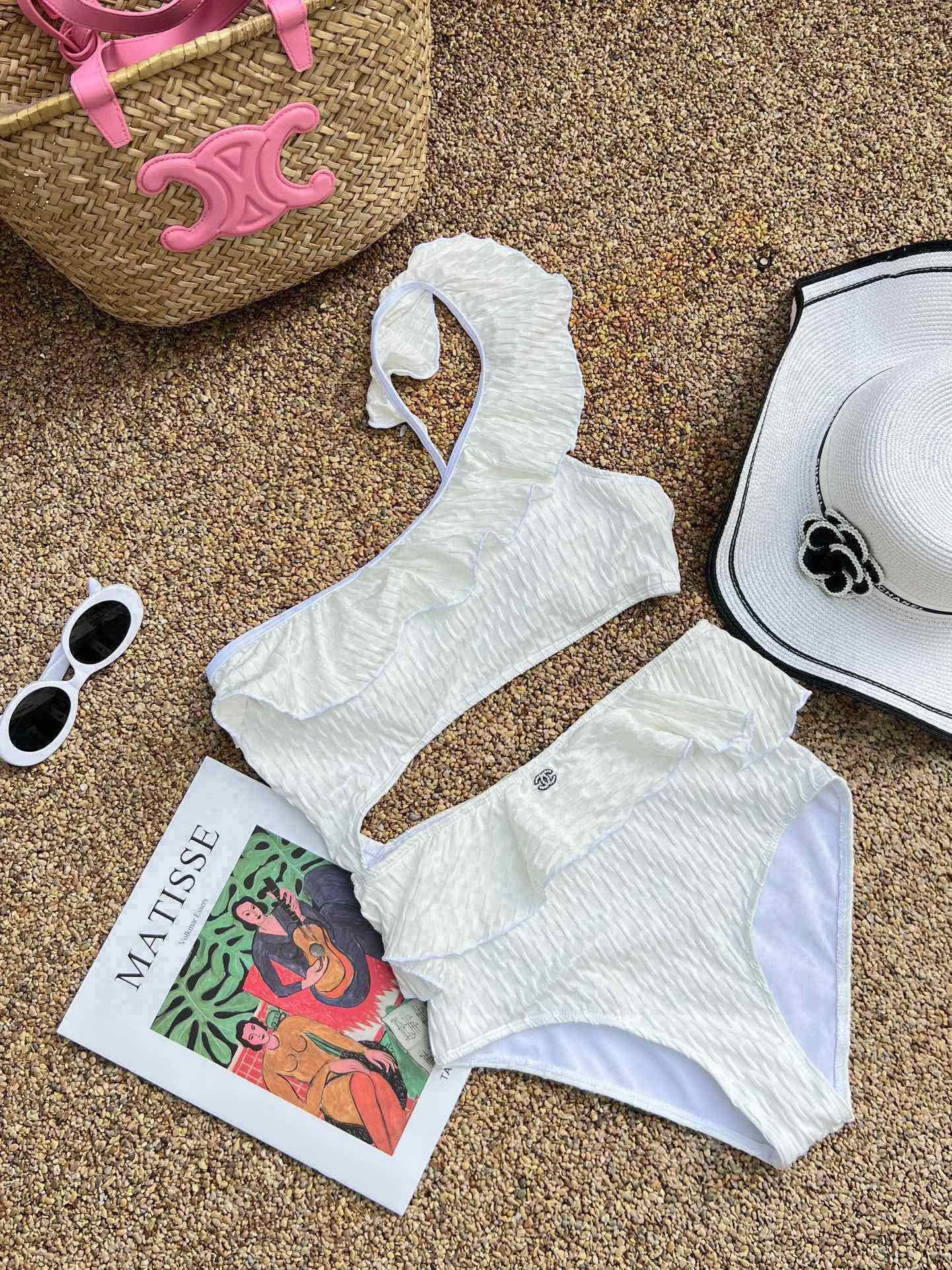 。

Chanel香奈儿荷叶边不规则连体泳衣比基尼👙，小心机又大方，黑 白两色，SM L