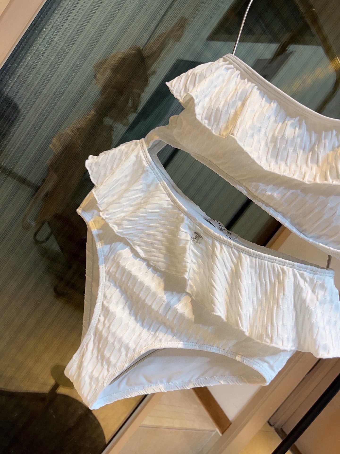 。

Chanel香奈儿荷叶边不规则连体泳衣比基尼👙，小心机又大方，黑 白两色，SM L