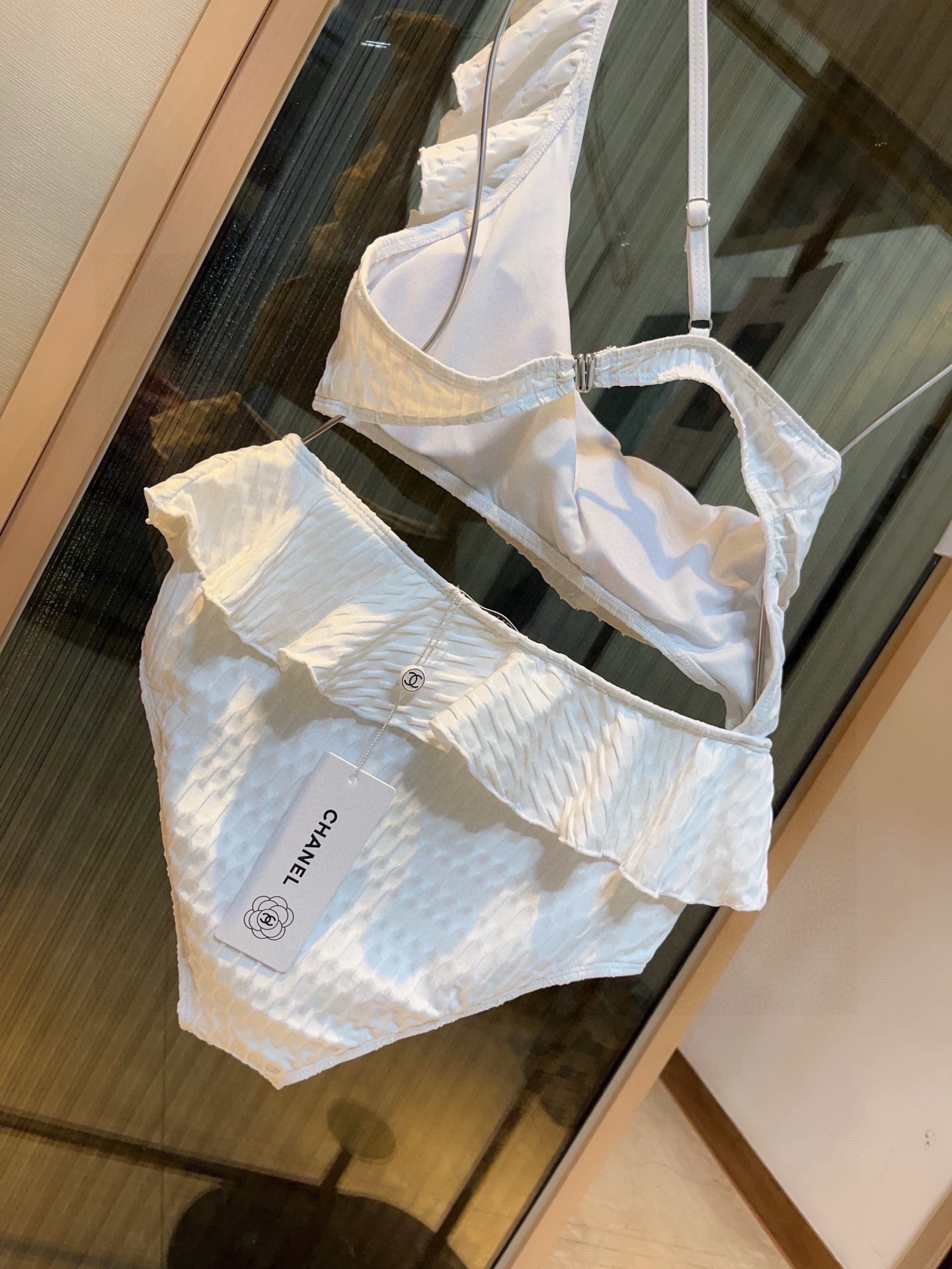 。

Chanel香奈儿荷叶边不规则连体泳衣比基尼👙，小心机又大方，黑 白两色，SM L