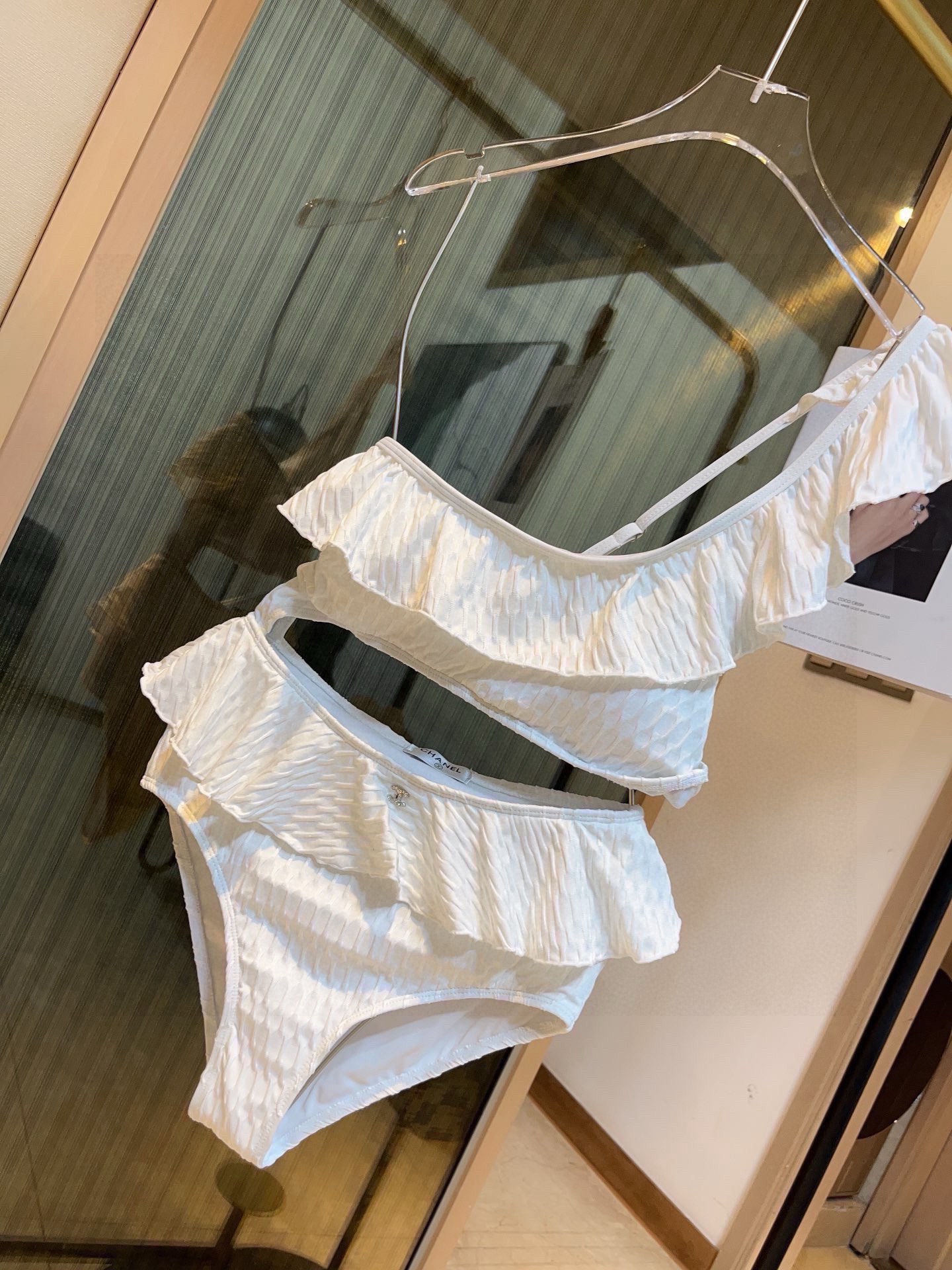 。

Chanel香奈儿荷叶边不规则连体泳衣比基尼👙，小心机又大方，黑 白两色，SM L