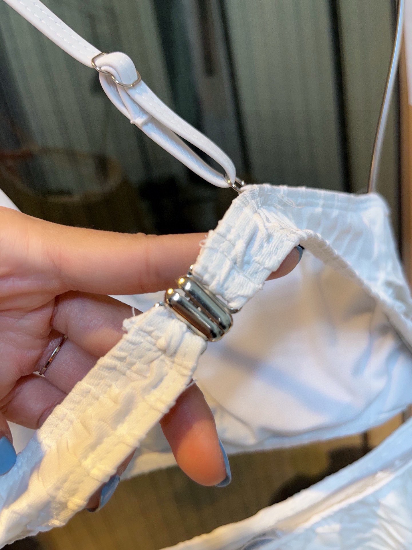 。

Chanel香奈儿荷叶边不规则连体泳衣比基尼👙，小心机又大方，黑 白两色，SM L