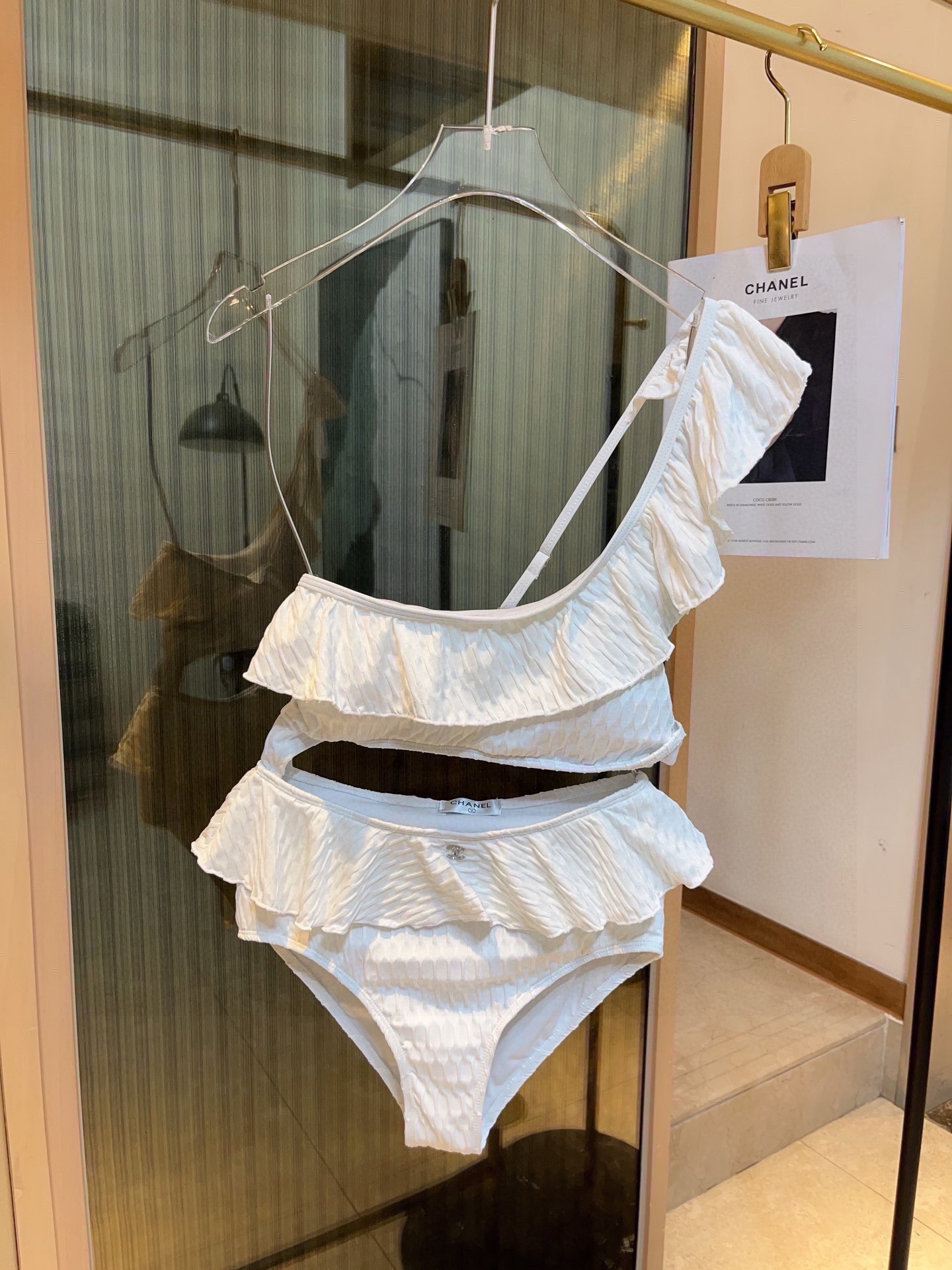 。

Chanel香奈儿荷叶边不规则连体泳衣比基尼👙，小心机又大方，黑 白两色，SM L