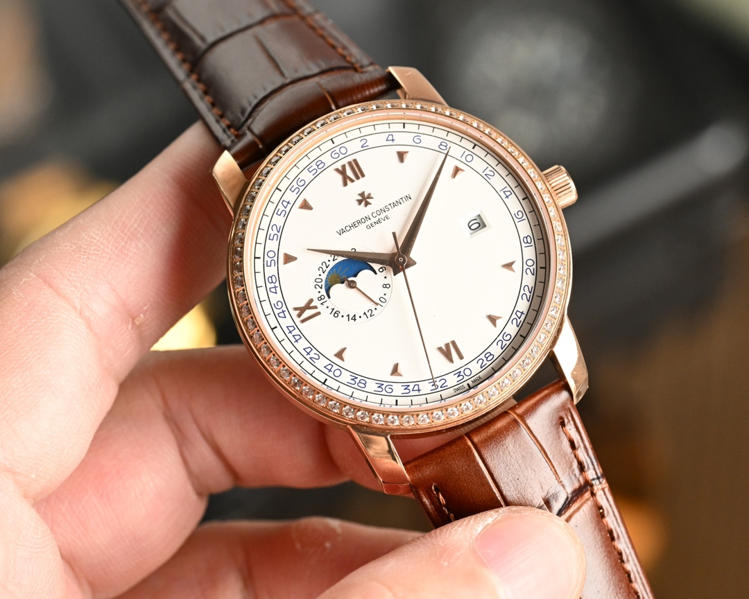 NO:393975,Vacheron Constantin's new model is launched, inheriting the essence of traditional Swiss watchmaking, simple and elegant, meticulously crafted, excellent Swiss sandblasting technology, pursuit of perfect art, exquisite design and perseverance, unique 9-word 24-hour day and moon display function, combined with classic word nails, fashionable and generous, making you better in any occasion, material 316 steel, 18k micro-nano vacuum plating technology, popular men's 41mm dial, thickness 1.0, movement model 8217 imported movement, 21600 oscillation times per hour, power reserve 48 hours, watch strap, Italian automatic disassembly, let you change the color of the strap, three-degree waterproof performance meets international standards, and stable performance. Please rest assured to buy top-level products. The quality is constantly produced, vacheron19860909江诗丹顿新款上市,传承瑞士传统制表精华,简约典雅,精雕细琢,超卓瑞士喷砂工艺,追求完美艺术,设计精巧锲而不舍的精神,独具一格的9字位24小时日月显示功能,结合经典字钉,时尚大方,让你在任何场合更胜一筹,材料316钢,18k微纳米真空电镀技术,大众化男士41mm表盘,厚度1.0,机芯型号8217进口机芯,21600每小时振荡次数,动力储备48小时,表带意大利自动拆卸表带,让你任性调换表带颜色,三度防水性能符合国际标准,性能稳定,请君放心购顶级出品 精品不断,,vacheron,Watch