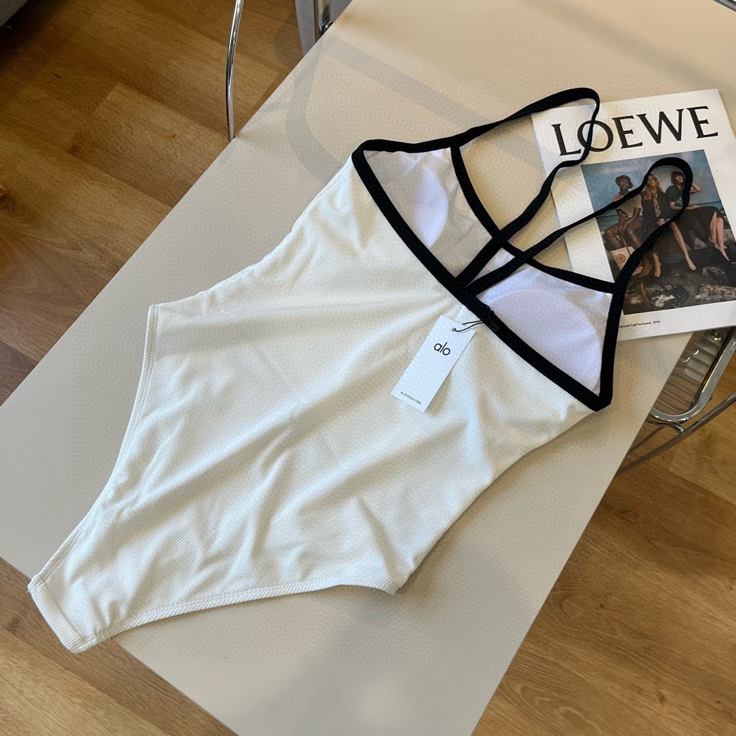 。
alo连体泳衣 😍🥰适合多种场景的游泳衣🏊‍♀️海边 游泳池 温泉 水上乐园 漂流都可以😌内搭也完全