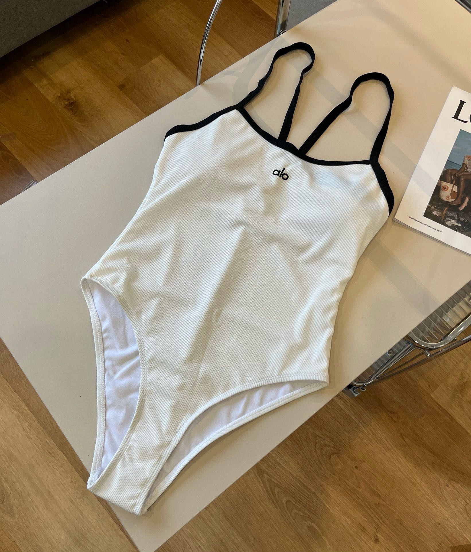 。
alo连体泳衣 😍🥰适合多种场景的游泳衣🏊‍♀️海边 游泳池 温泉 水上乐园 漂流都可以😌内搭也完全
