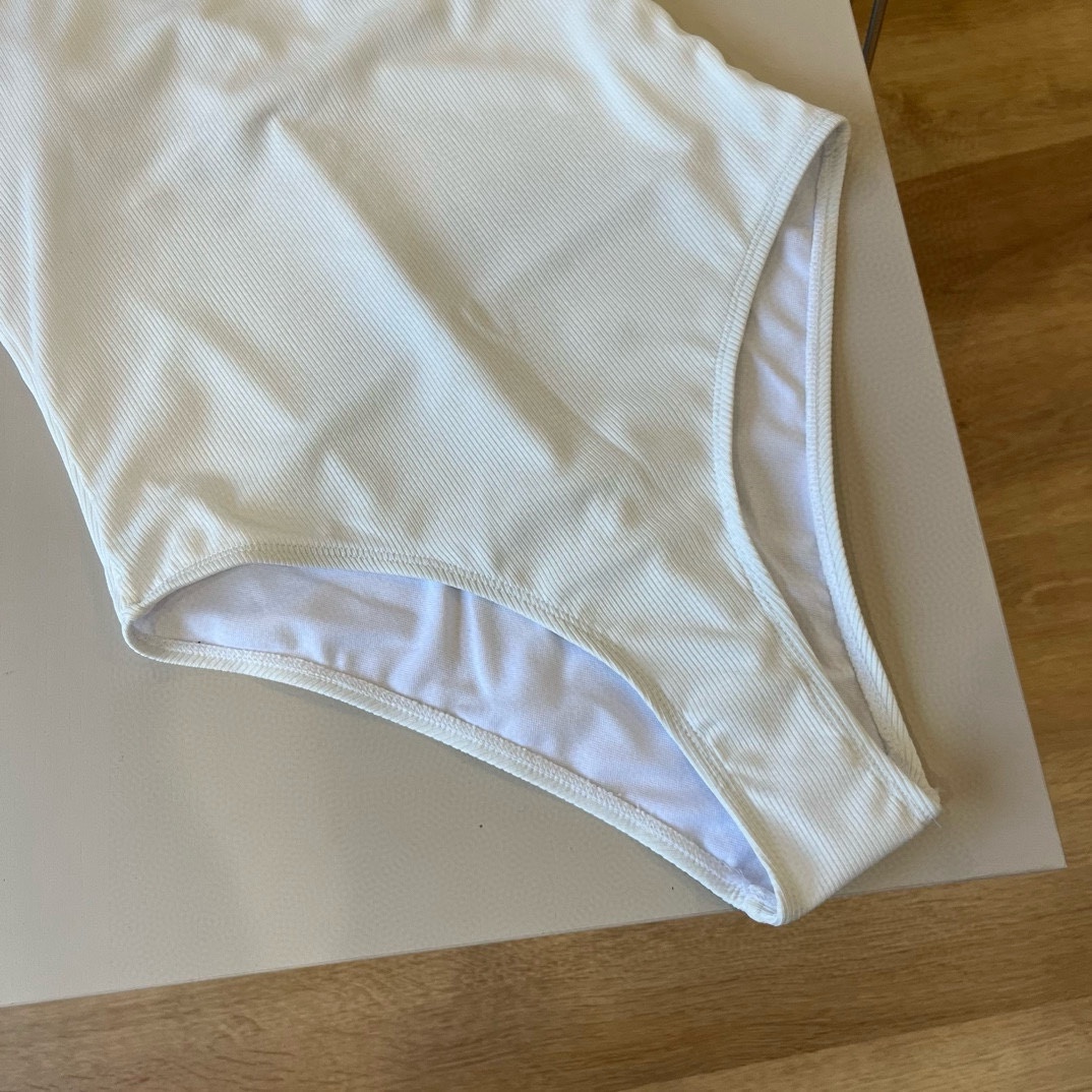 。
alo连体泳衣 😍🥰适合多种场景的游泳衣🏊‍♀️海边 游泳池 温泉 水上乐园 漂流都可以😌内搭也完全