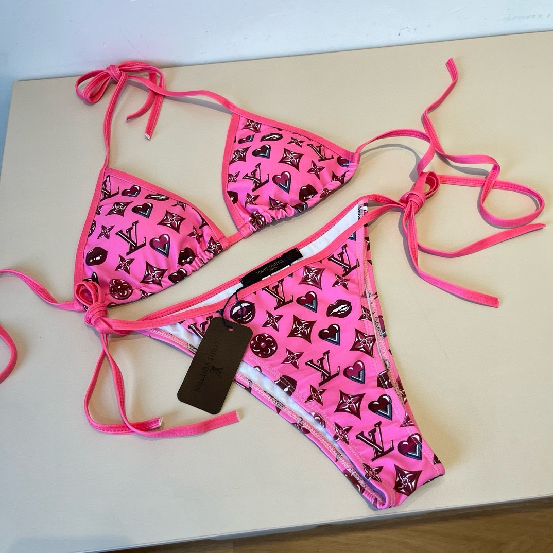 。
LV比基尼👙❤️😍🥰适合多种场景的游泳衣🏊‍♀️海边 游泳池 温泉 水上乐园 漂流都可以😌内搭外穿也