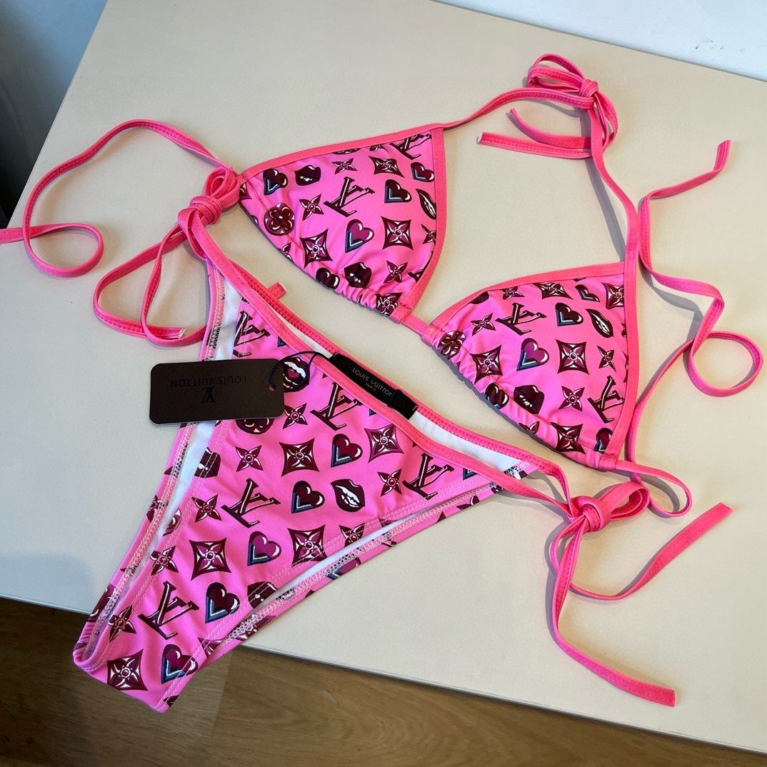 。
LV比基尼👙❤️😍🥰适合多种场景的游泳衣🏊‍♀️海边 游泳池 温泉 水上乐园 漂流都可以😌内搭外穿也