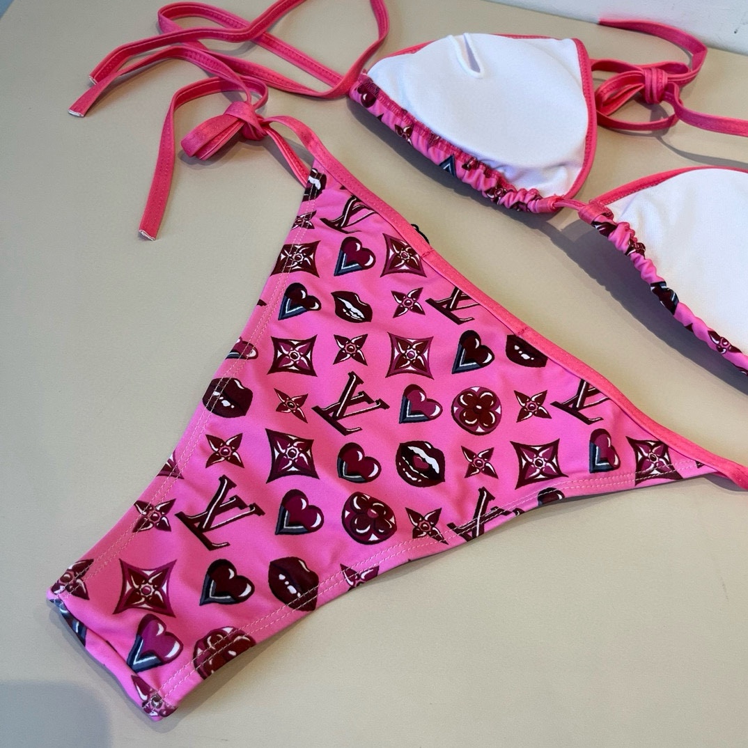 。
LV比基尼👙❤️😍🥰适合多种场景的游泳衣🏊‍♀️海边 游泳池 温泉 水上乐园 漂流都可以😌内搭外穿也
