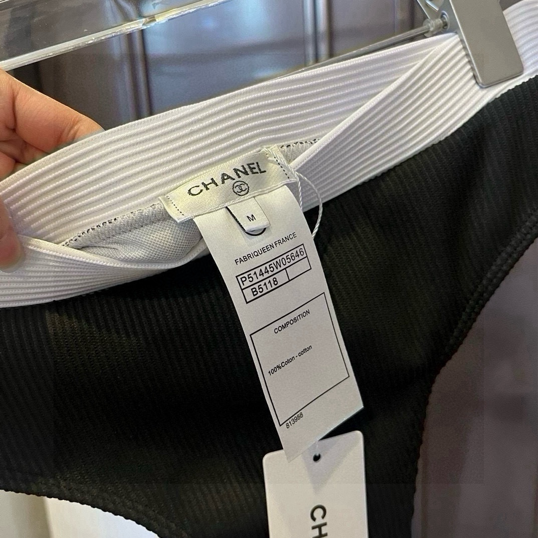 。
Chanel分体套装泳衣👙 上身超级棒！同步各大专柜发售，自然而然呈现时尚感！十分减龄，具有年轻活力