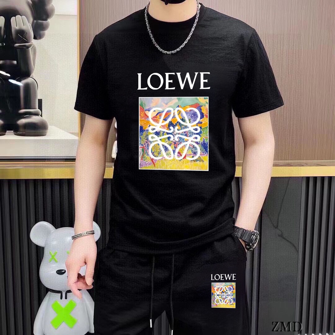 Loewe 品牌【LOEWE罗意威】 2025新款男士短袖短裤套装 销售 市面高端版本 手感细腻柔软 让你穿着更加舒适 立体裁剪版型超赞 尺码:M-5XL下单请报身高体重