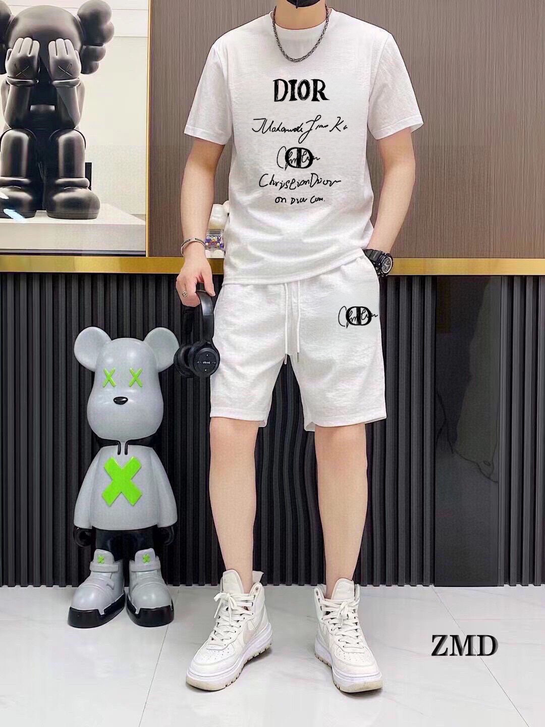Dior 品牌【DIOR迪奥】 2025新款男士短袖短裤套装 销售 市面高端版本 手感细腻柔软 让你穿着更加舒适 立体裁剪版型超赞 尺码:M-5XL下单请报身高体重