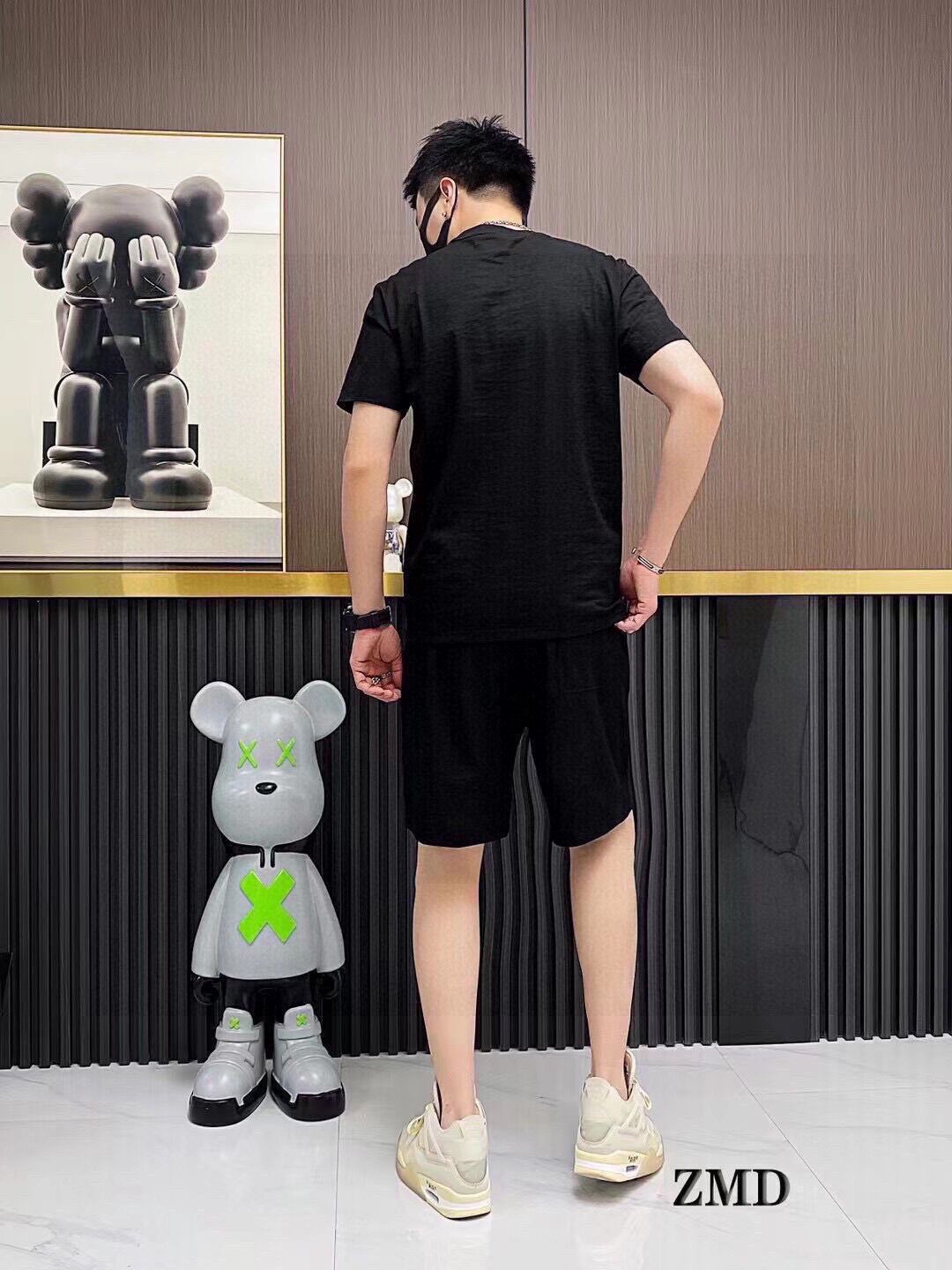 Fendi 品牌【FENDI 芬迪】 2025新款男士短袖短裤套装 销售 市面高端版本 手感细腻柔软 让你穿着更加舒适 立体裁剪版型超赞 尺码:M-5XL下单请报身高体重