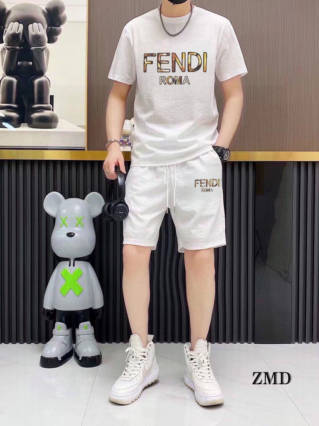 Fendi 品牌【FENDI 芬迪】 2025新款男士短袖短裤套装 销售 市面高端版本 手感细腻柔软 让你穿着更加舒适 立体裁剪版型超赞 尺码:M-5XL下单请报身高体重