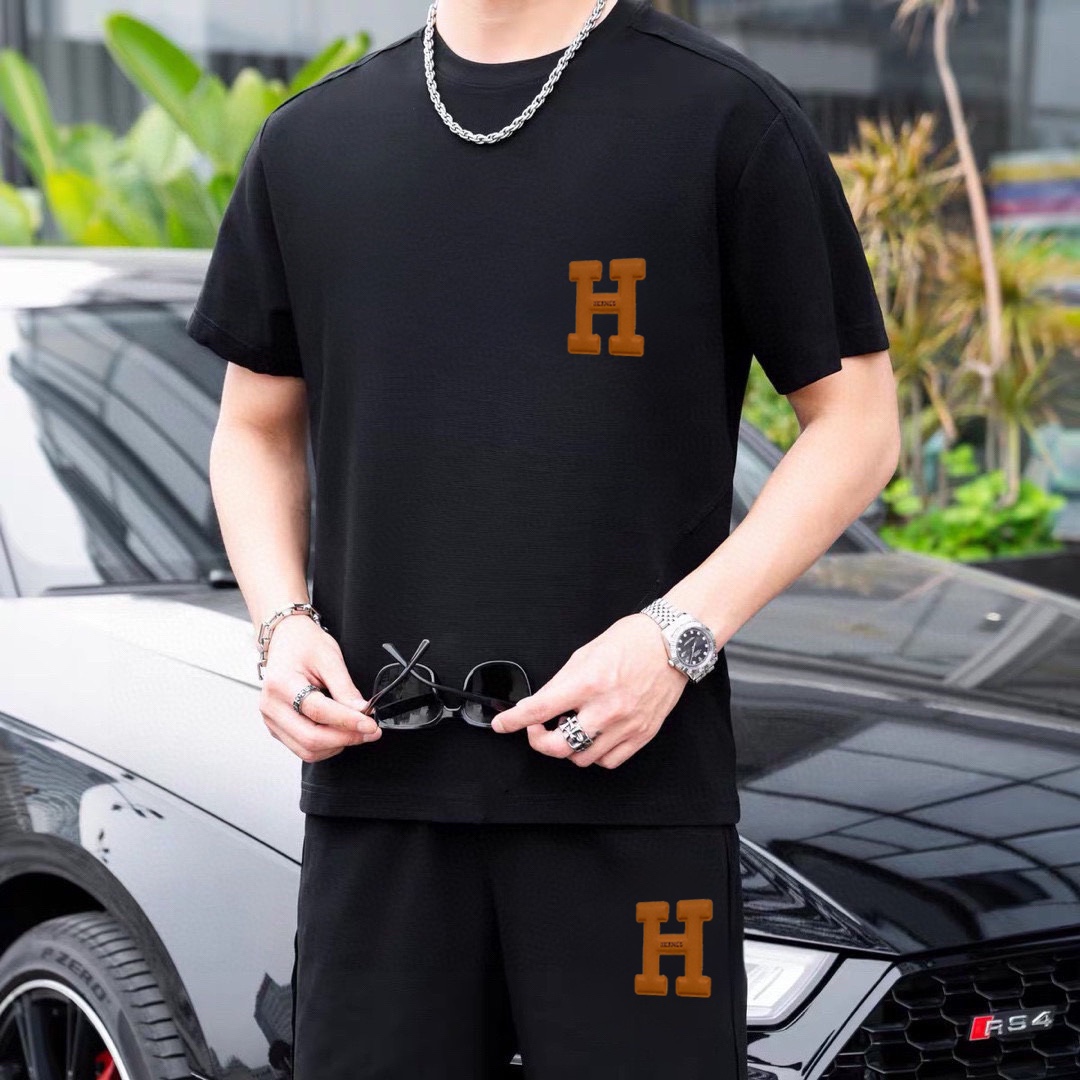 Hermès 品牌【HERMES 爱马仕】 2025新款男士短袖短裤套装 销售 市面高端版本 手感细腻柔软 让你穿着更加舒适 立体裁剪版型超赞 尺码:M-5XL下单请报身高体重