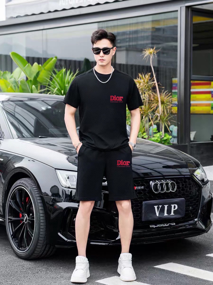 Dior 品牌【DIOR迪奥】 2025新款男士短袖短裤套装 销售 市面高端版本 手感细腻柔软 让你穿着更加舒适 立体裁剪版型超赞 尺码:M-5XL下单请报身高体重