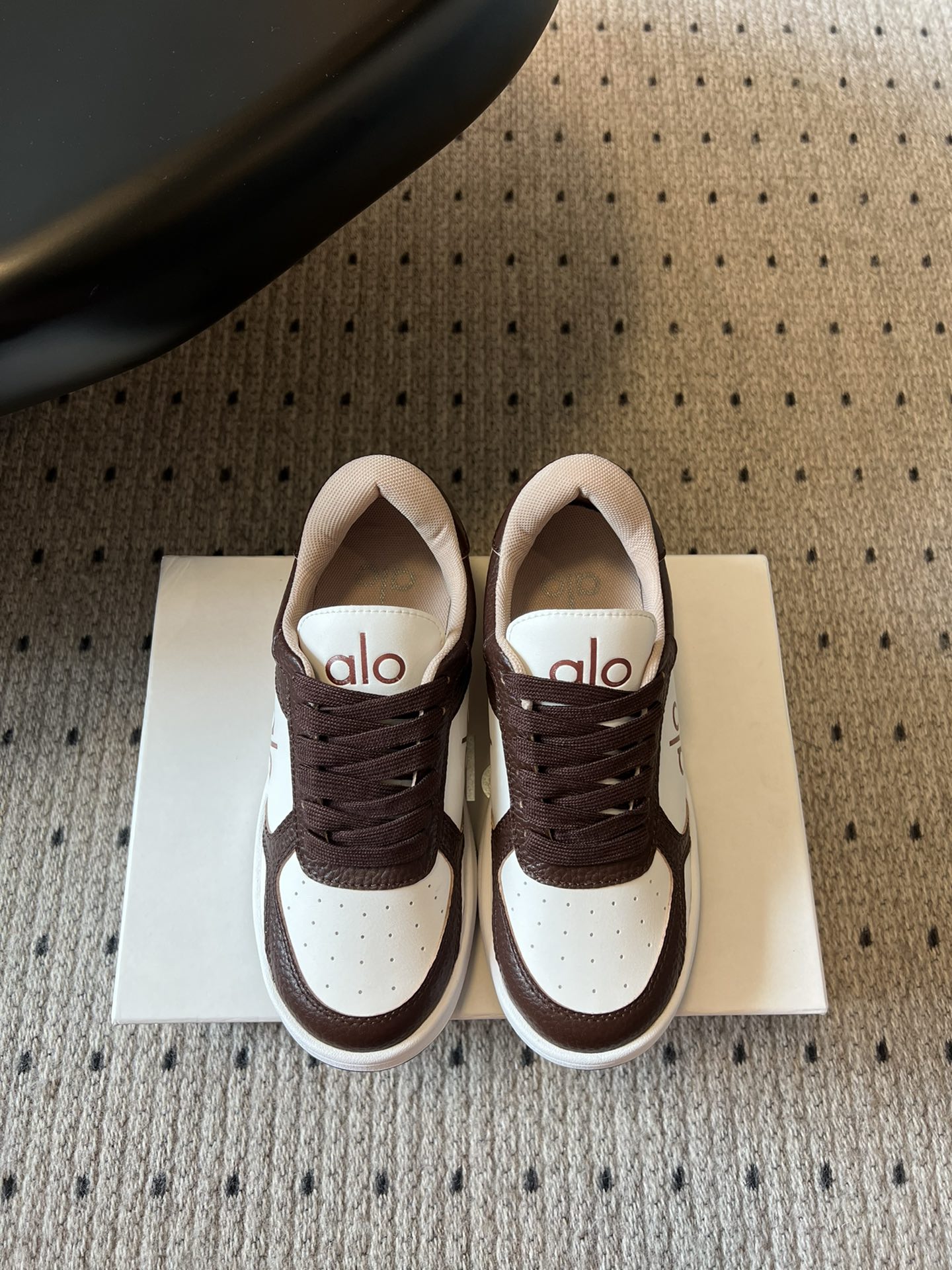 NO:462462,alo25ss spring and summer new color-blocking white shoes with thick sole comfortable and casual style alo understands girls better than Nike!  Super versatile!  And super comfortable!  It's a thick bottom but it's not heavy at all on the feet!  Very lightweight!  It looks better when putting on socks!  And it is recommended by celebrities~ It looks thinner with legs on your feet!  Super suitable for us small girls~ the shoes are also a classic color-blocking and contrasting design with the delicate leather texture on the upper!  !  Original custom leather material imported terry cloth, outsole pure natural rubber outsole Size: size: 35-41 size (40.41 custom made without return), casual shoes/sports shoes, sneakers19860909alo25ss 春夏新款 拼色小白鞋厚底舒适休闲款 alo比耐克更懂女生！上脚超级百搭！而且超级舒适！是厚底款但是上脚一点都不沉重！ 非常轻便！套上袜套搭配更好看！而且还是明星同款推荐～上脚超级显腿细！ 超级适合我们小个子女生～鞋子整体也是经典的拼色撞色设计搭配鞋面细腻的真皮纹路肌理感！！ 材质原版定制皮料 内里进口毛巾布 大底纯天然橡胶大底 Size:35-41码（40.41订做不退换）,休闲鞋/运动鞋,sneakers,Women's Shoes