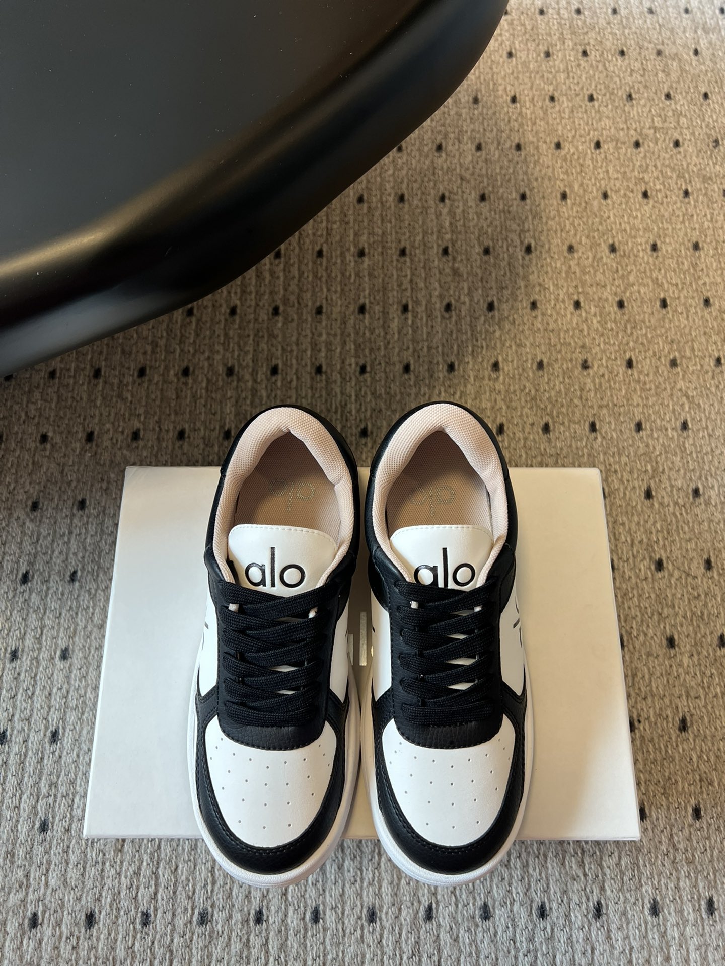 NO:423174,alo25ss spring and summer new color-blocking white shoes with thick sole comfortable and casual style alo understands girls better than Nike!  Super versatile!  And super comfortable!  It's a thick bottom but it's not heavy at all on the feet!  Very lightweight!  It looks better when putting on socks!  And it is recommended by celebrities~ It looks thinner with legs on your feet!  Super suitable for us small girls~ the shoes are also a classic color-blocking and contrasting design with the delicate leather texture on the upper!  !  Original custom leather material imported terry cloth, outsole pure natural rubber outsole Size: size: 35-41 size (40.41 custom made without return), casual shoes/sports shoes, sneakers19860909alo25ss 春夏新款 拼色小白鞋厚底舒适休闲款 alo比耐克更懂女生！上脚超级百搭！而且超级舒适！是厚底款但是上脚一点都不沉重！ 非常轻便！套上袜套搭配更好看！而且还是明星同款推荐～上脚超级显腿细！ 超级适合我们小个子女生～鞋子整体也是经典的拼色撞色设计搭配鞋面细腻的真皮纹路肌理感！！ 材质原版定制皮料 内里进口毛巾布 大底纯天然橡胶大底 Size:35-41码（40.41订做不退换）,休闲鞋/运动鞋,sneakers,Women's Shoes