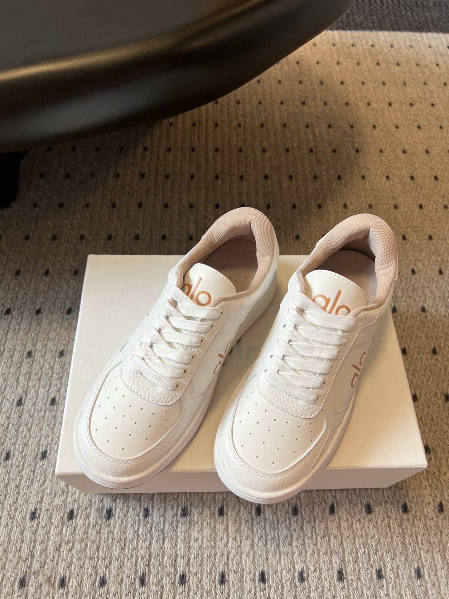 NO:462467,alo25ss spring and summer new color-blocking white shoes with thick sole comfortable and casual style alo understands girls better than Nike!  Super versatile!  And super comfortable!  It's a thick bottom but it's not heavy at all on the feet!  Very lightweight!  It looks better when putting on socks!  And it is recommended by celebrities~ It looks thinner with legs on your feet!  Super suitable for us small girls~ the shoes are also a classic color-blocking and contrasting design with the delicate leather texture on the upper!  !  Original custom leather material imported terry cloth, outsole pure natural rubber outsole Size: size: 35-41 size (40.41 custom made without return), casual shoes/sports shoes, sneakers19860909alo25ss 春夏新款 拼色小白鞋厚底舒适休闲款 alo比耐克更懂女生！上脚超级百搭！而且超级舒适！是厚底款但是上脚一点都不沉重！ 非常轻便！套上袜套搭配更好看！而且还是明星同款推荐～上脚超级显腿细！ 超级适合我们小个子女生～鞋子整体也是经典的拼色撞色设计搭配鞋面细腻的真皮纹路肌理感！！ 材质原版定制皮料 内里进口毛巾布 大底纯天然橡胶大底 Size:35-41码（40.41订做不退换）,休闲鞋/运动鞋,sneakers,Women's Shoes