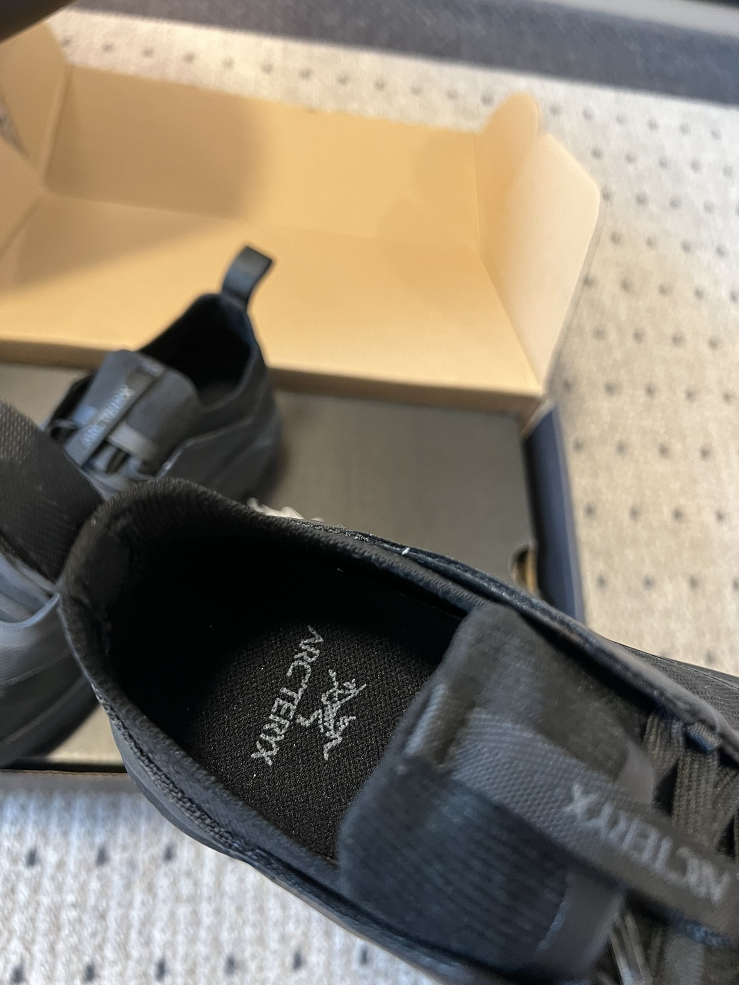 Aerios FL ARCTERYX 始祖* 情侣款 透气运动鞋攀岩旅游鞋
它的鞋面科技感满满,不仅