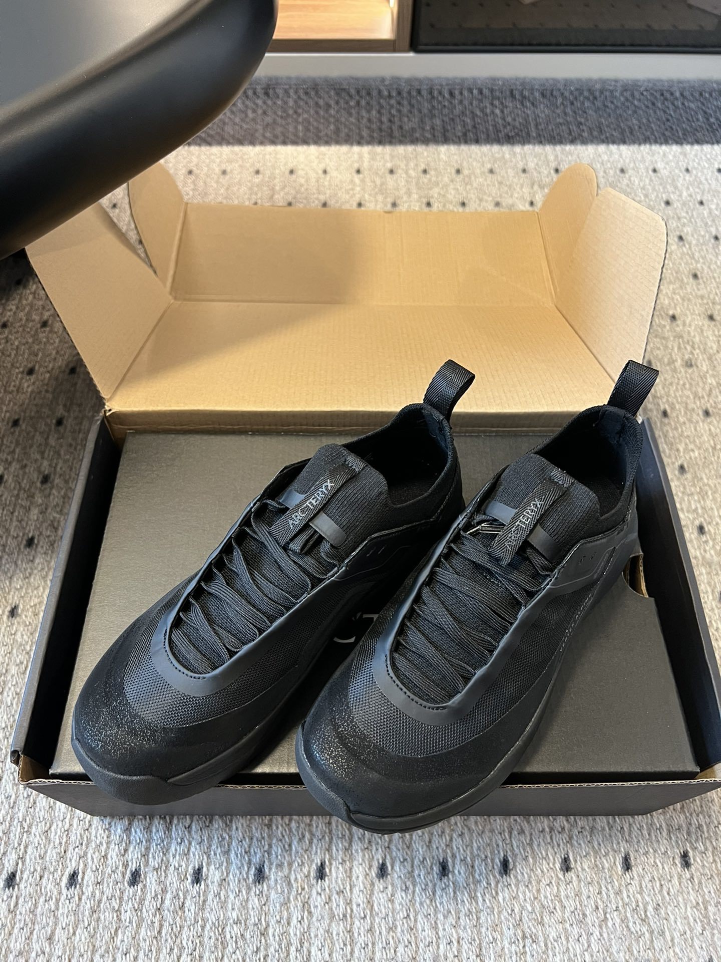 Aerios FL ARCTERYX 始祖* 情侣款 透气运动鞋攀岩旅游鞋
它的鞋面科技感满满,不仅