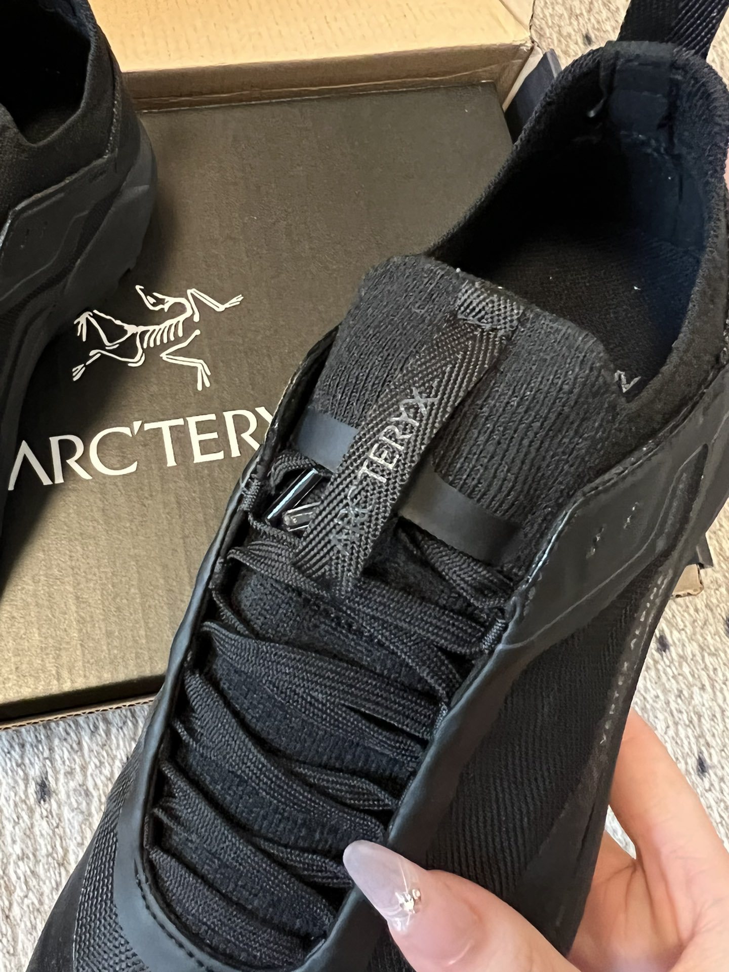 Aerios FL ARCTERYX 始祖* 情侣款 透气运动鞋攀岩旅游鞋
它的鞋面科技感满满,不仅