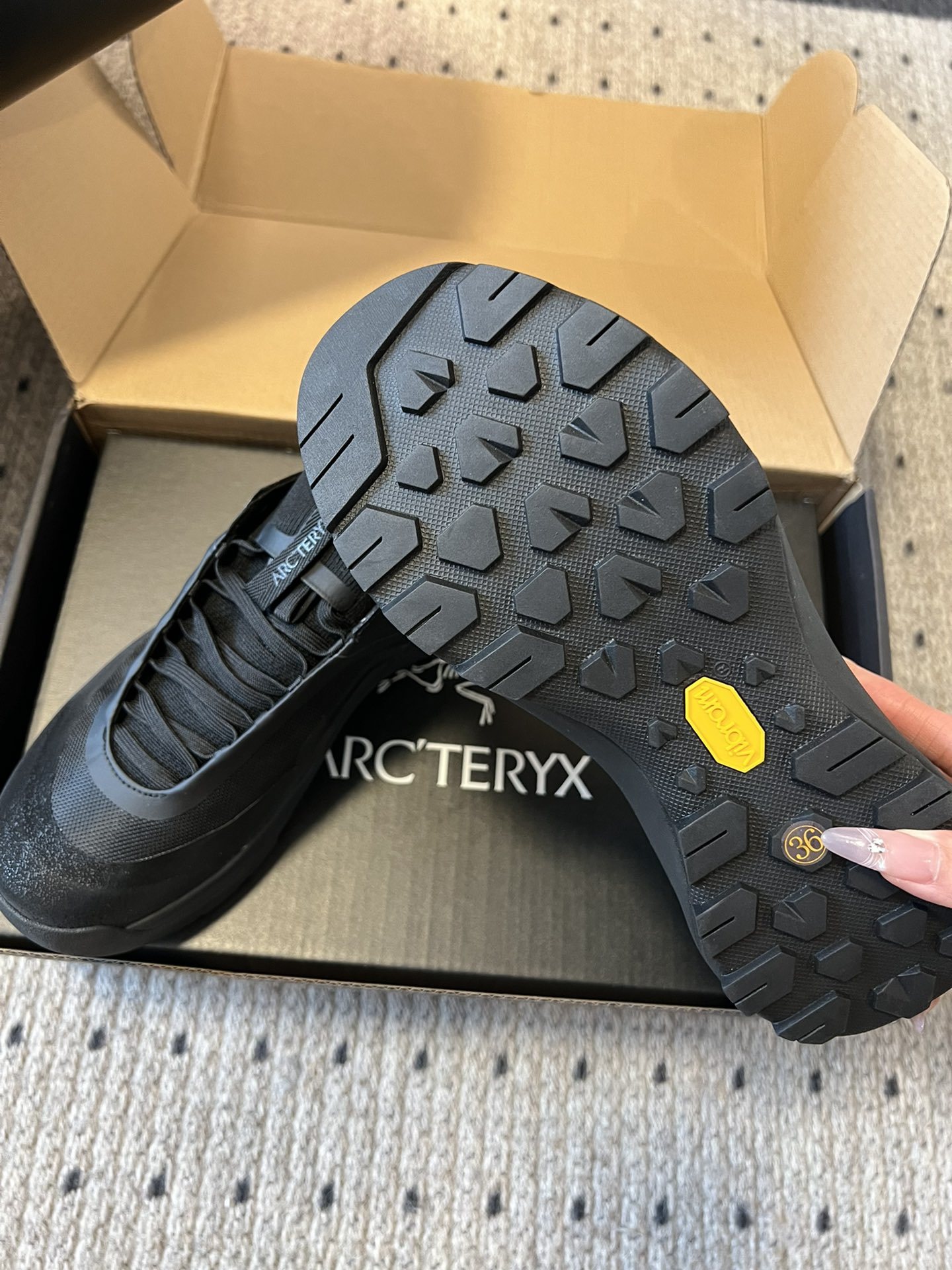 Aerios FL ARCTERYX 始祖* 情侣款 透气运动鞋攀岩旅游鞋
它的鞋面科技感满满,不仅