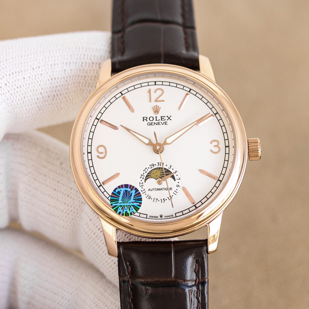 NO:340579,White gold is the latest masterpiece of Taiwan factory, the highest version of the market, the latest recommended model, Rolex Celini Moon Phase Series. Men's watch is simple and atmospheric. [Victory] equipped with precise Swiss ETA2824-2 movement (6-character real calendar and 24-hour sun, moon and star function) 40mm diameter, 316 stainless steel case, wear-resistant and scratch-resistant sapphire glass, original quality pin buckle, super waterproof function, paired with Italian cowhide to make the wrist fit and comfortable!  Rolex produced by TW factory fully reflects the purest tradition of the high-end watchmaking industry!  Suitable for all kinds of business occasions, simple, refined and elegant, rolex, cowhide19860909白 金 台湾厂最新力作,市场最高版本最新推荐款,劳力士切利尼月相系列.男士腕表简单不失大气[胜利]搭载精准瑞士ETA2824-2机芯（6字位真日历与24小时日月星辰功能）40mm表径,316精钢表壳,耐磨抗刮蓝宝石玻璃,原装品质针扣,具备超强防水功能,搭配意大利牛皮让手腕更贴合舒适！TW工厂出品的劳力士充分体现了高级制表业最纯粹的传统！适合各种商务场合,简敛精致不失优雅,,rolex,cowhide,Watch