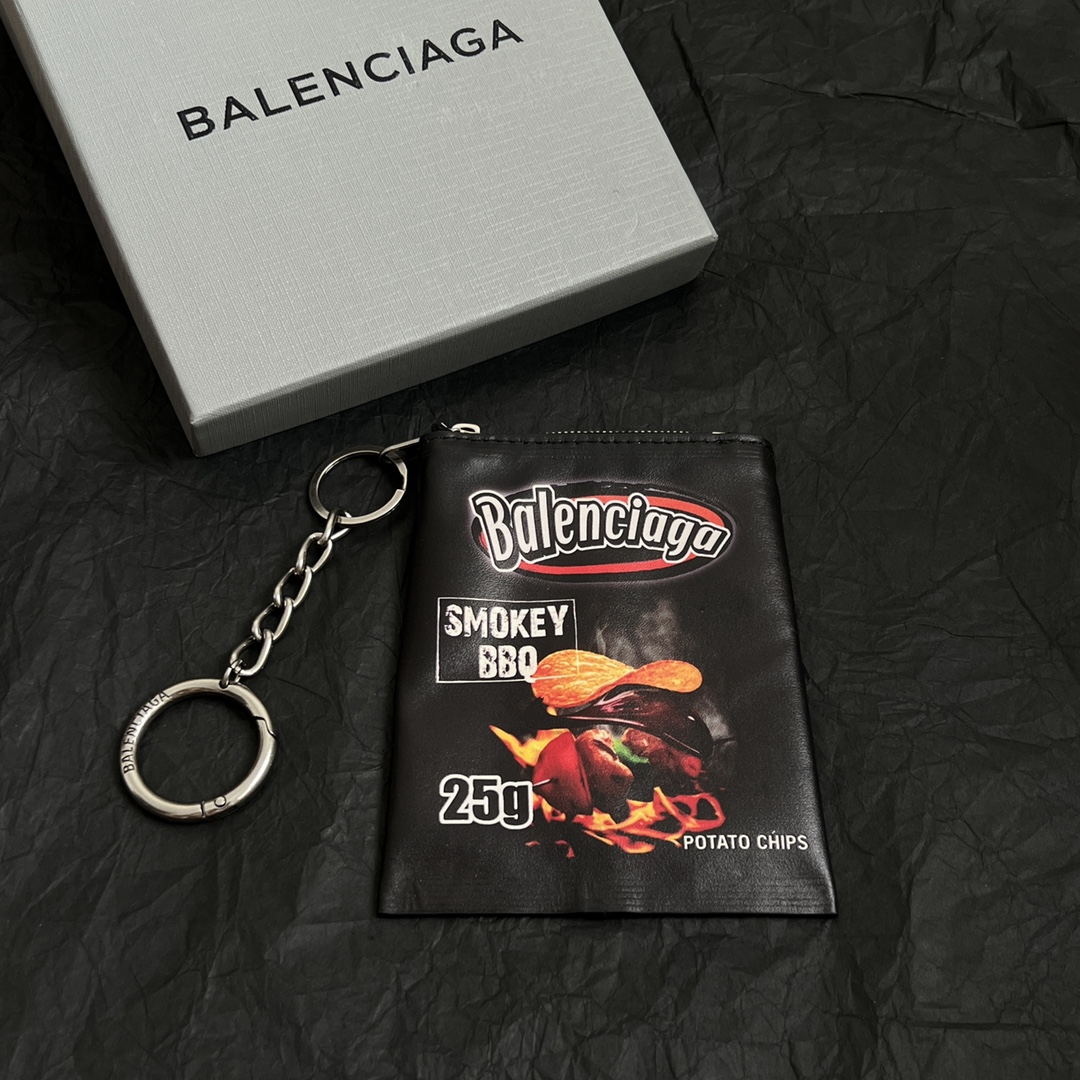 【】 巴黎世家  Balenciaga 钥匙扣 配饰真皮薯片包 大牌金质感饱满 ，搭配衣服超好看 ！！
