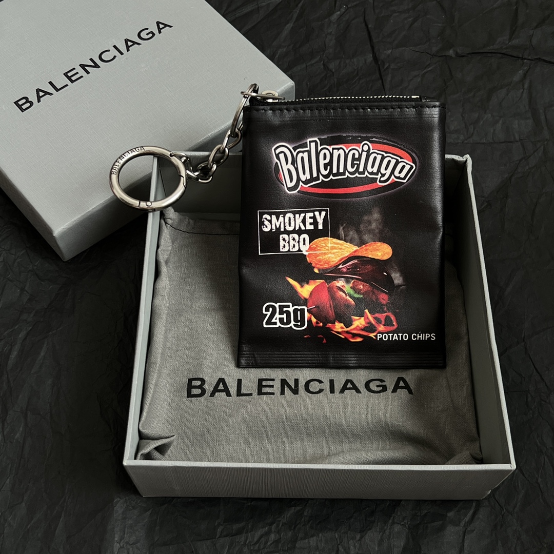 【】 巴黎世家  Balenciaga 钥匙扣 配饰真皮薯片包 大牌金质感饱满 ，搭配衣服超好看 ！！