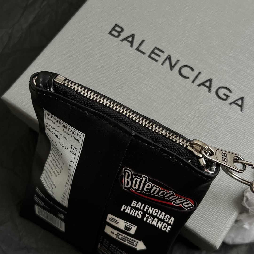 【】 巴黎世家  Balenciaga 钥匙扣 配饰真皮薯片包 大牌金质感饱满 ，搭配衣服超好看 ！！