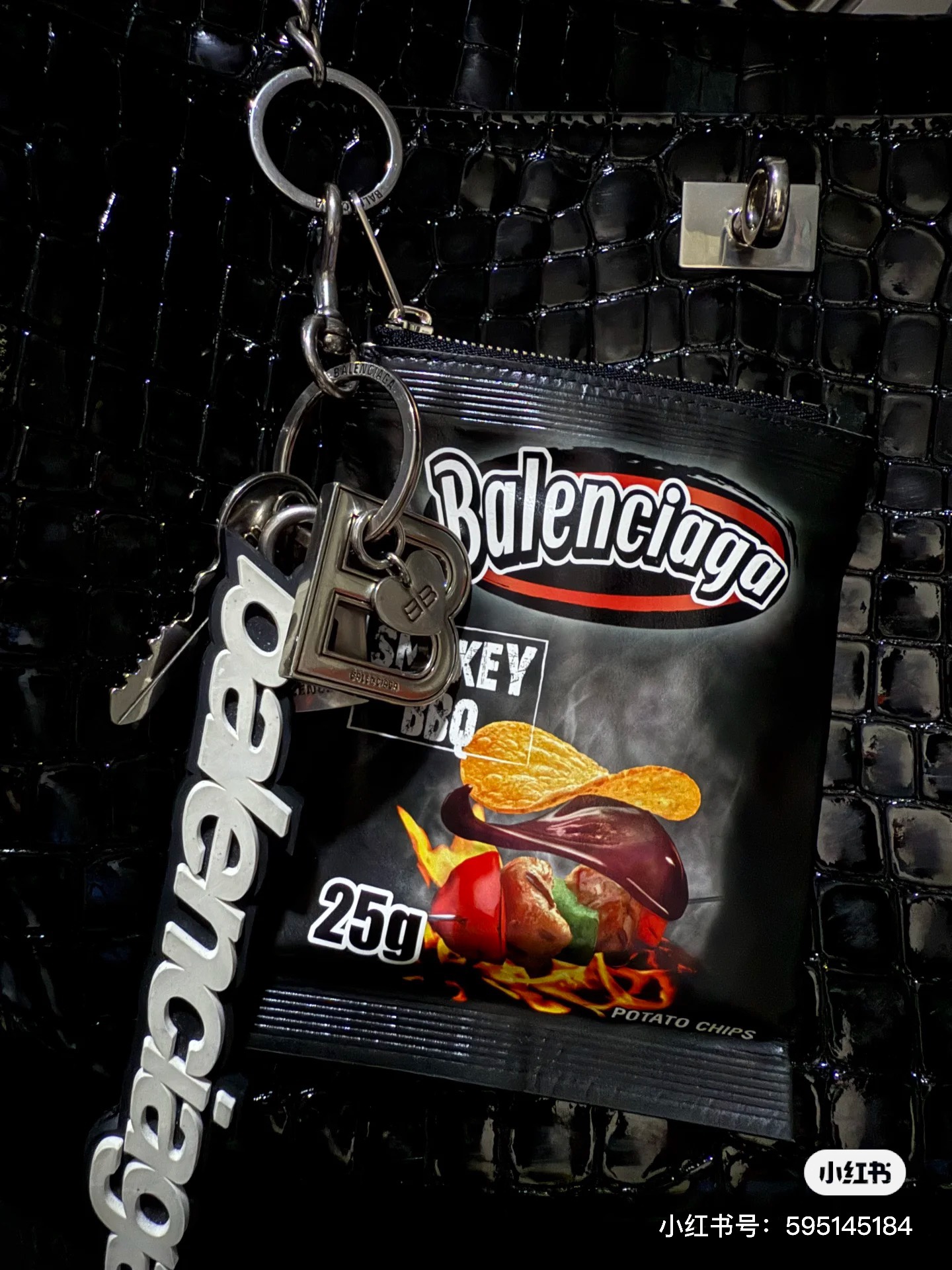 【】 巴黎世家  Balenciaga 钥匙扣 配饰真皮薯片包 大牌金质感饱满 ，搭配衣服超好看 ！！