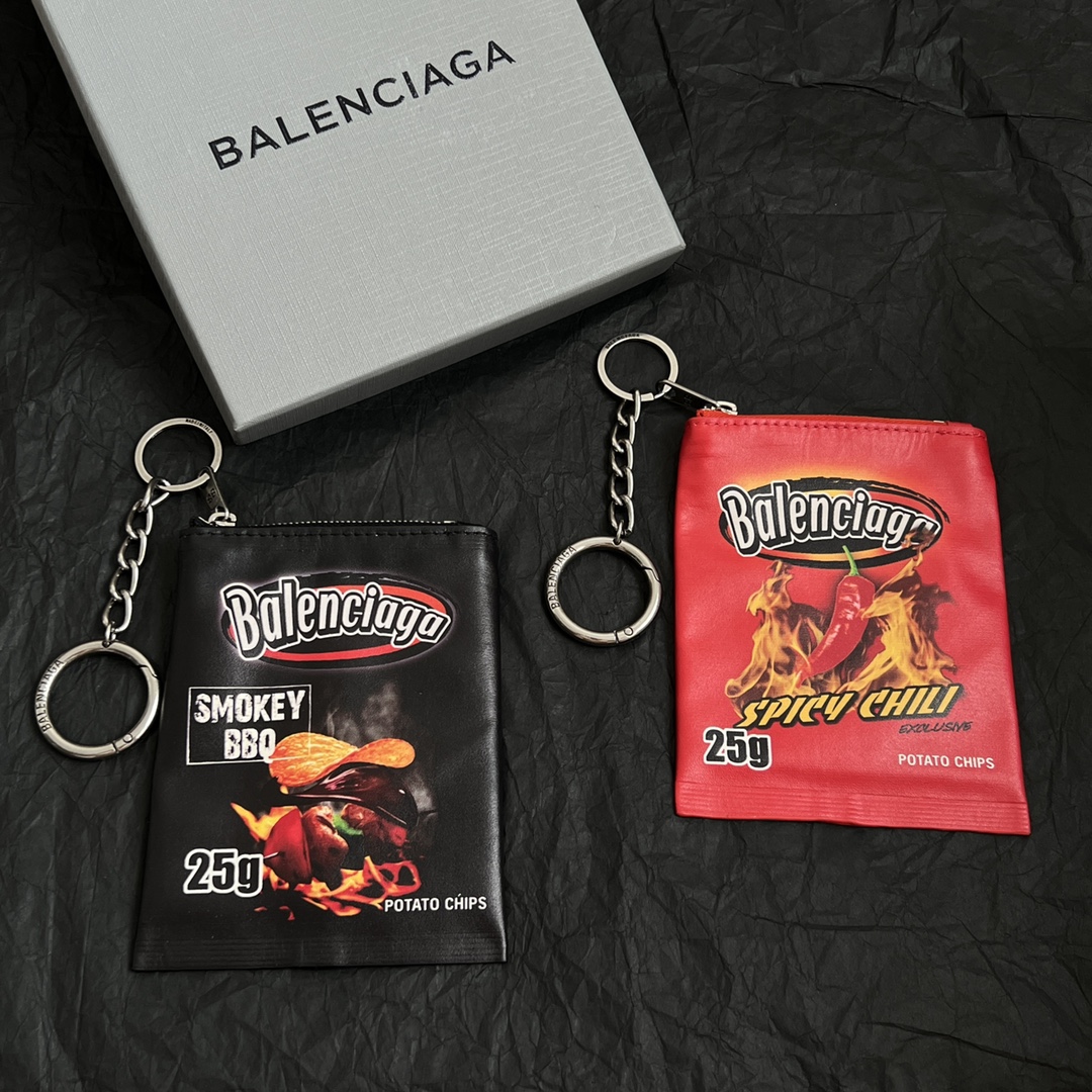  【】 巴黎世家  Balenciaga 钥匙扣 配饰真皮薯片包 大牌金质感饱满 ，搭配衣服超好看 ！！