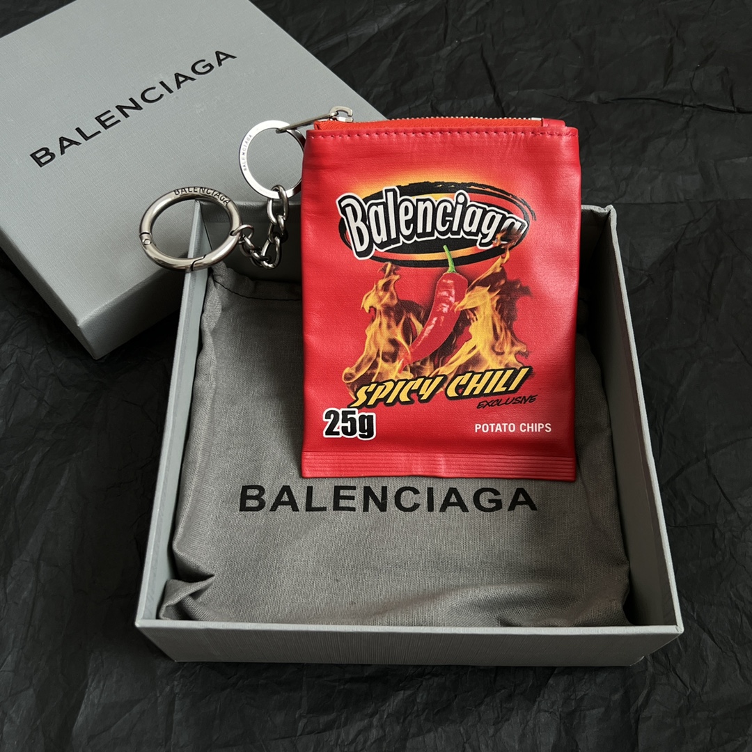  【】 巴黎世家  Balenciaga 钥匙扣 配饰真皮薯片包 大牌金质感饱满 ，搭配衣服超好看 ！！