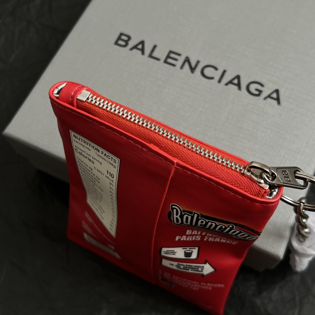  【】 巴黎世家  Balenciaga 钥匙扣 配饰真皮薯片包 大牌金质感饱满 ，搭配衣服超好看 ！！