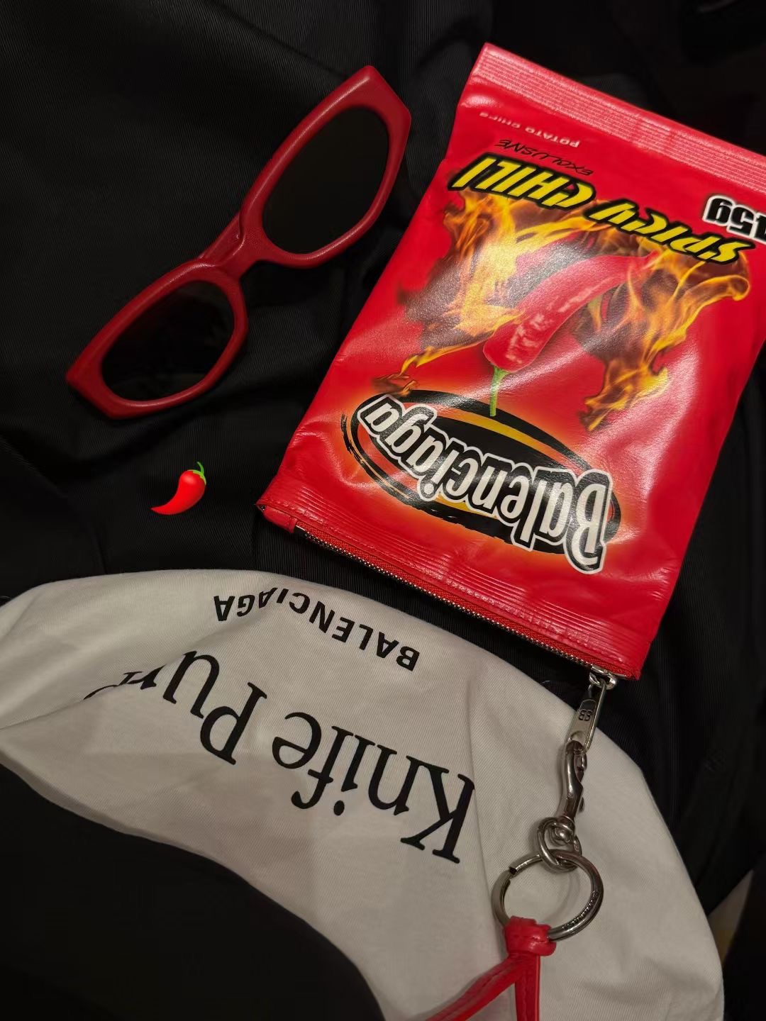  【】 巴黎世家  Balenciaga 钥匙扣 配饰真皮薯片包 大牌金质感饱满 ，搭配衣服超好看 ！！