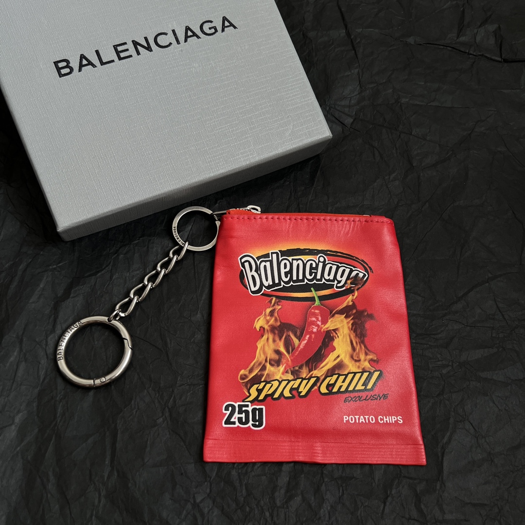  【】 巴黎世家  Balenciaga 钥匙扣 配饰真皮薯片包 大牌金质感饱满 ，搭配衣服超好看 ！！