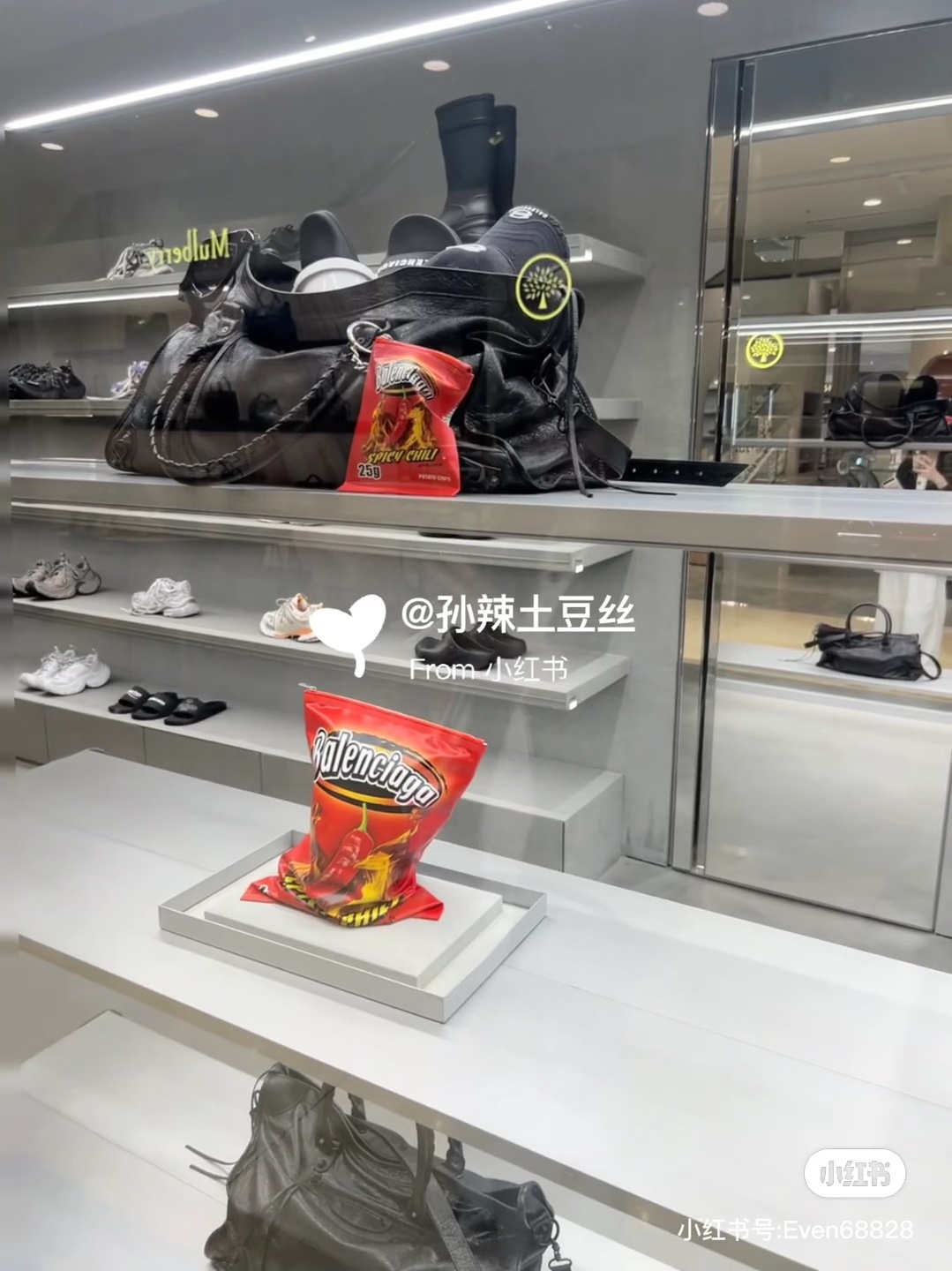  【】 巴黎世家  Balenciaga 钥匙扣 配饰真皮薯片包 大牌金质感饱满 ，搭配衣服超好看 ！！