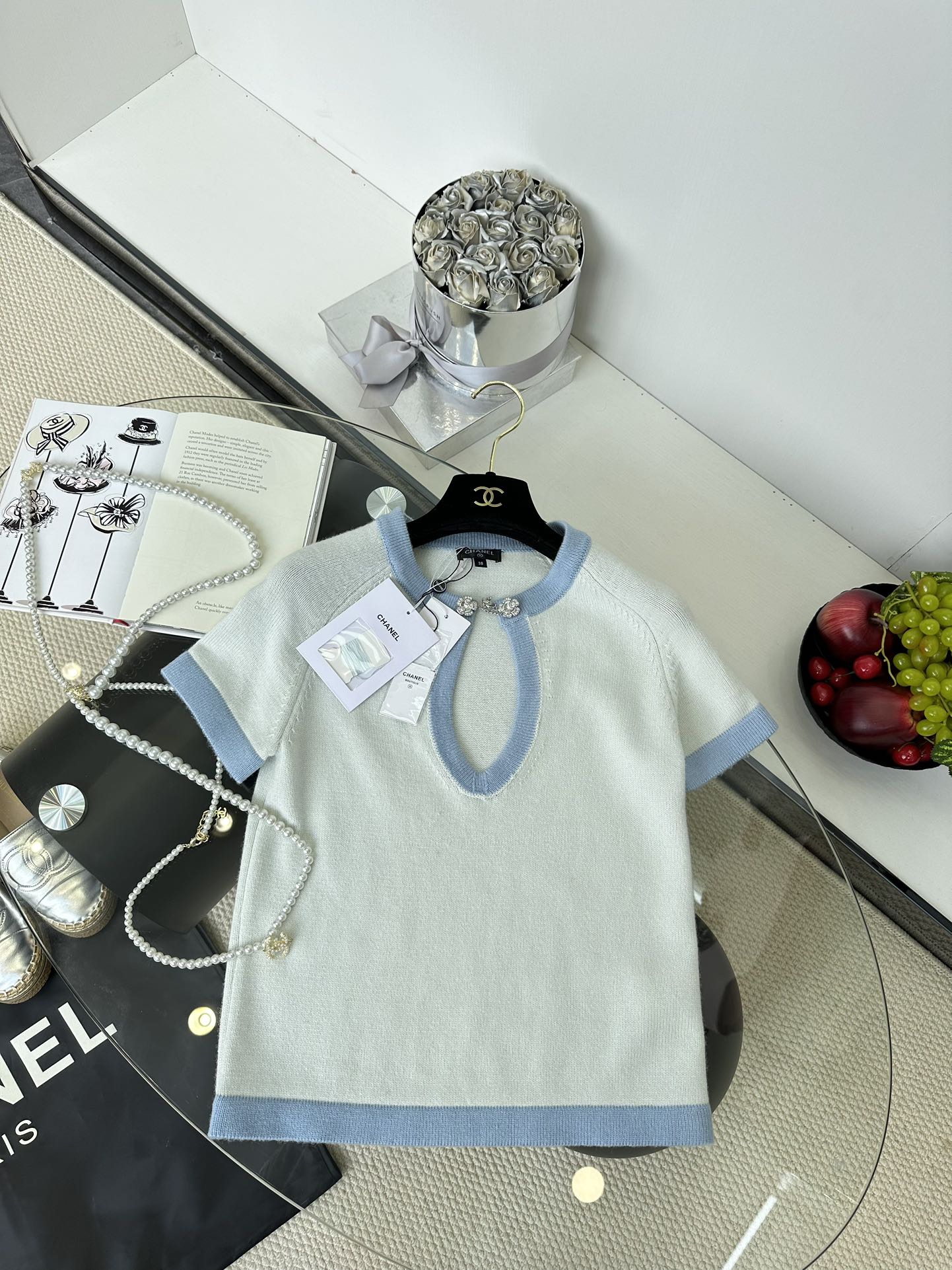 Elegant Chanel Fall Collection: Soft Cashmere Scarf with Chic Color-Blocking 6 i1750524721 1387 4