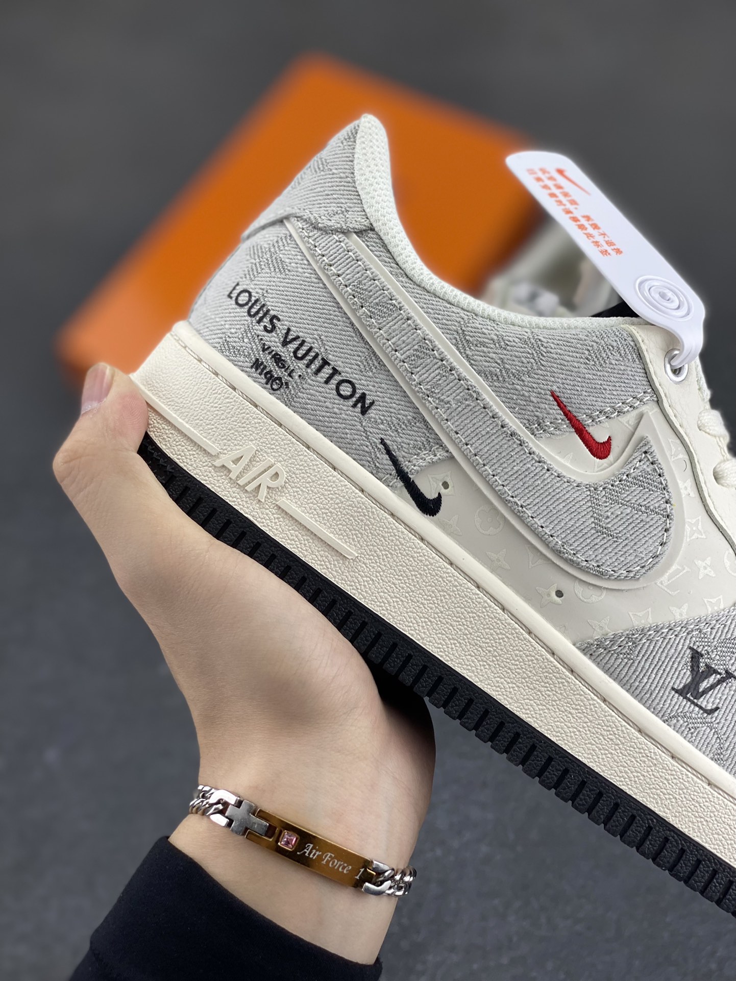 图片[6]-NIke Air Force 1 \’07 Low “LV联名——灰牛仔双勾”空军一号 低帮 运动鞋 休闲鞋 折边针车 工艺难度大 原楦头原纸板 原装鞋盒 定制五金配件 内置全掌气垫 原厂鞋底 货号：YX5066-343 尺码：36 36.5 37.5 38 38.5 39 40 40.5 41 42 42.5 43 44 44.5 45-选品中心